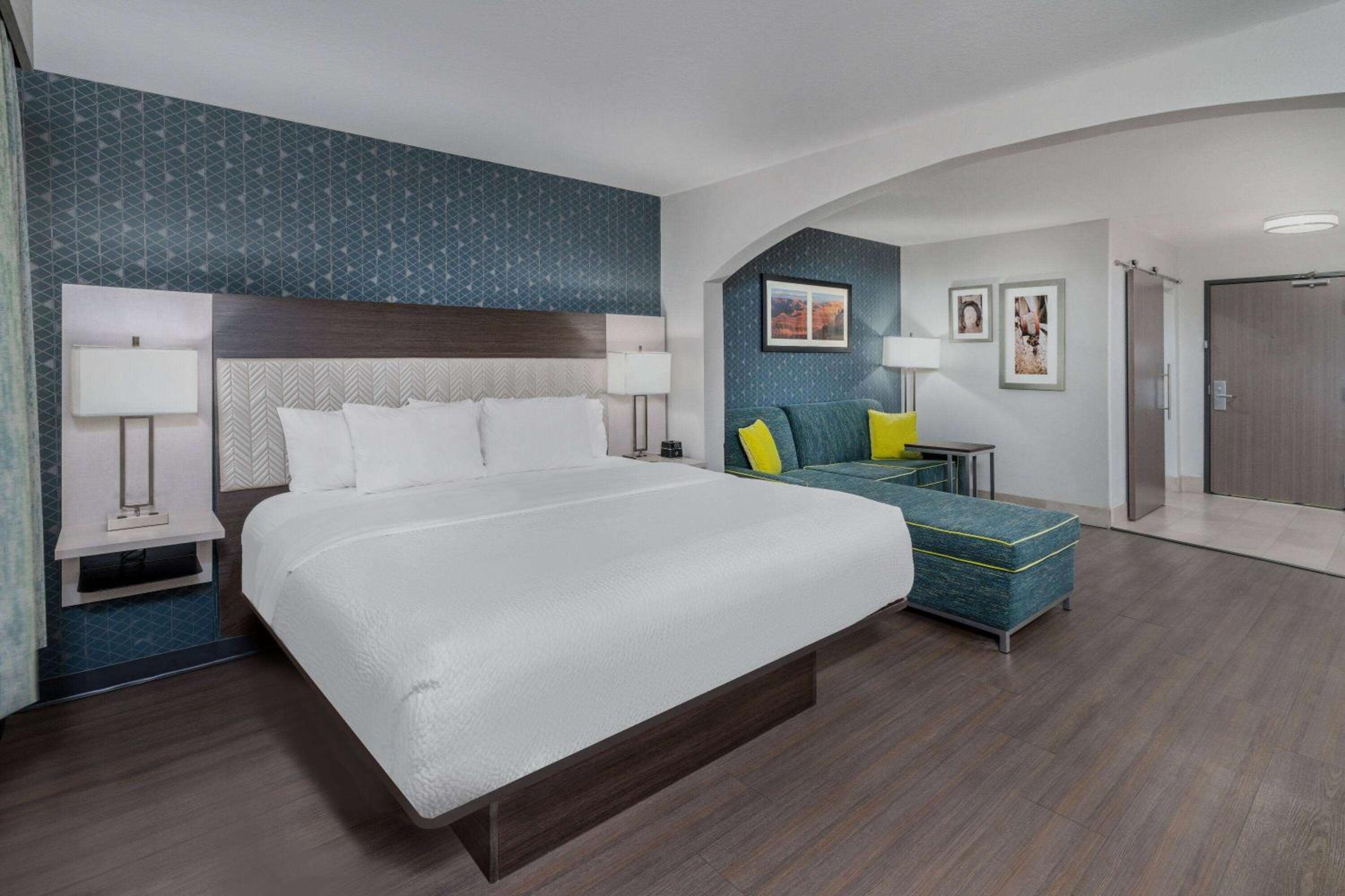 Deluxe Studio Suite with King Bed - Non-Smoking - Photo 4