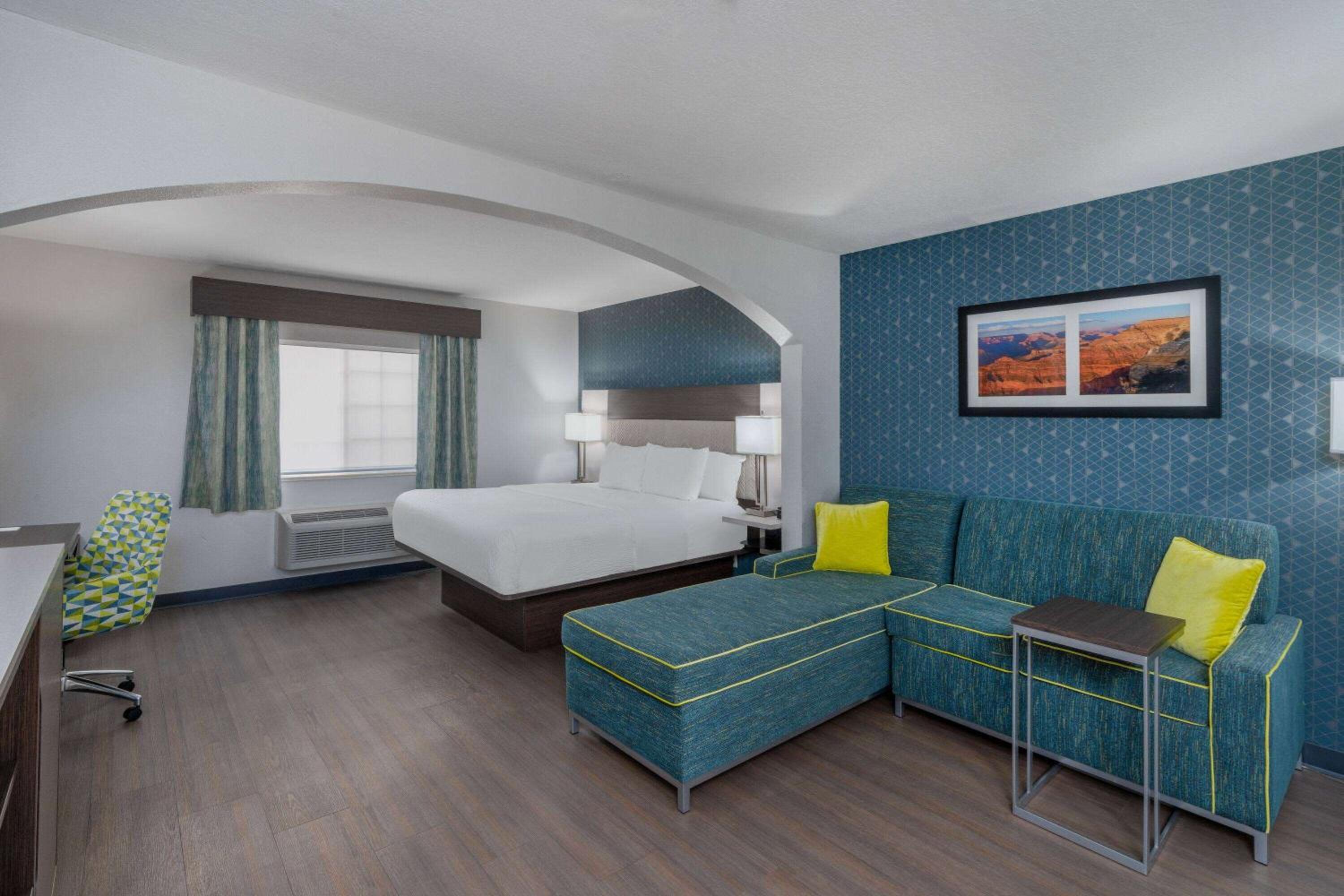 Deluxe Studio Suite with King Bed - Non-Smoking - Photo 3