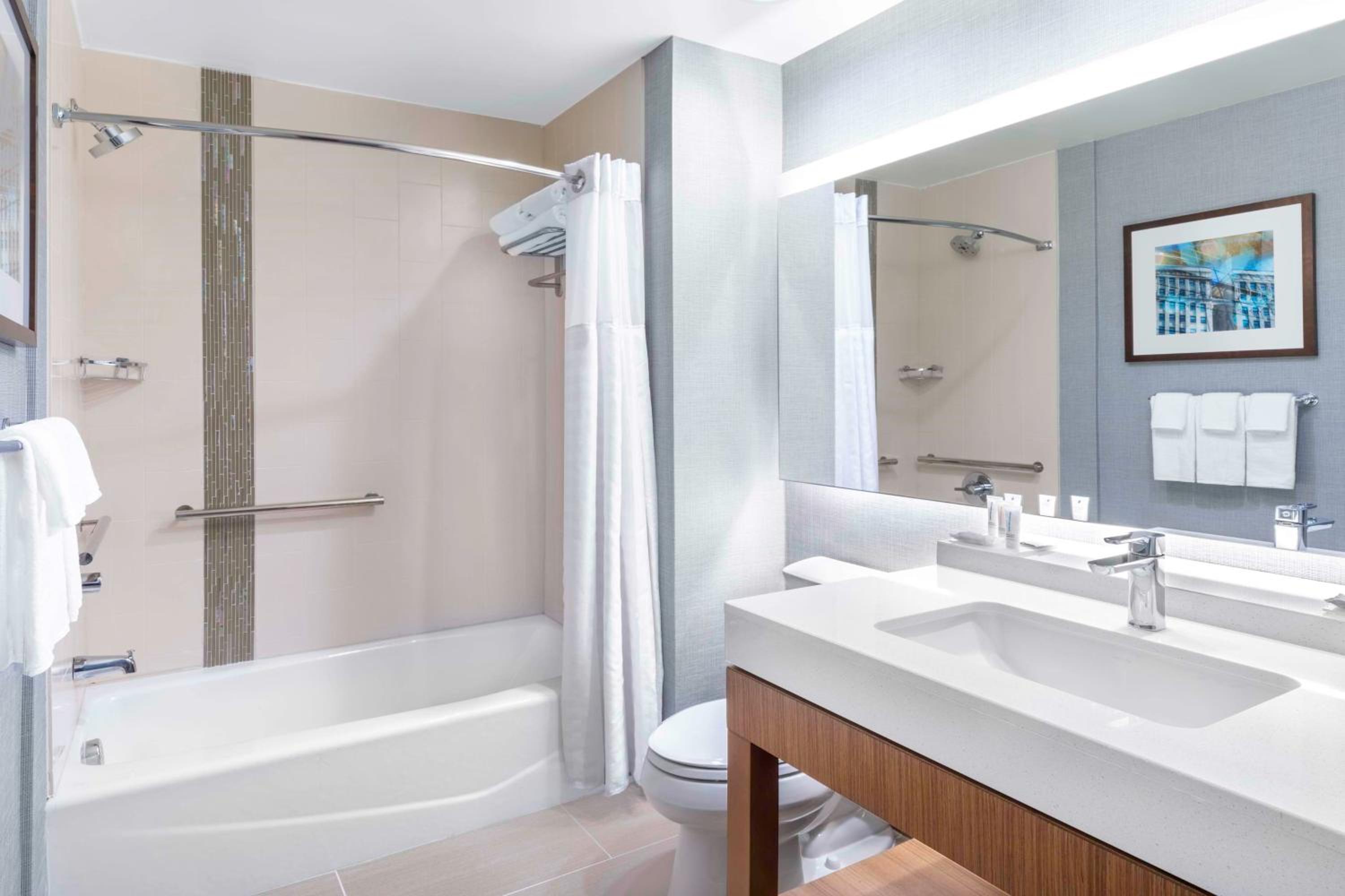 Queen Room with Sofa Bed and Accessible Shower - Disability Access - Photo 3