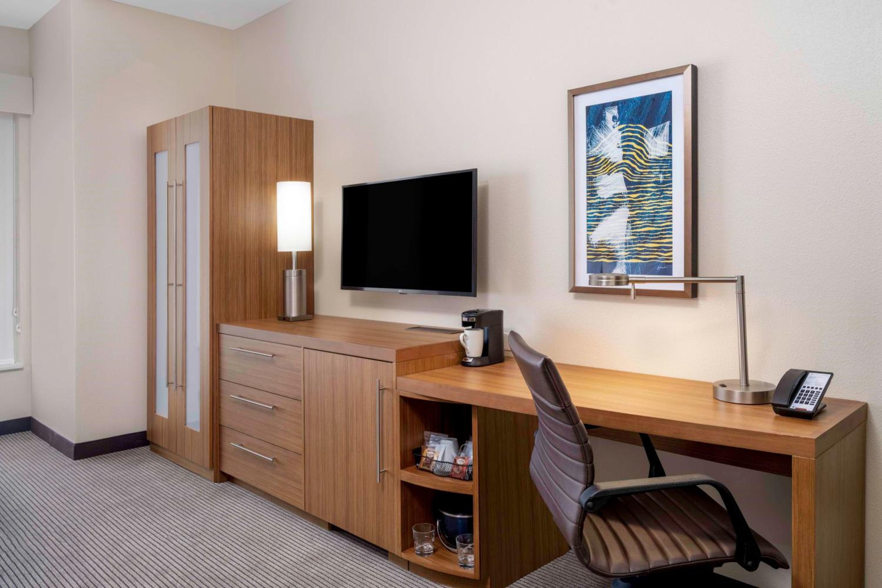 Queen Room with Sofa Bed and Accessible Shower - Disability Access - Photo 4