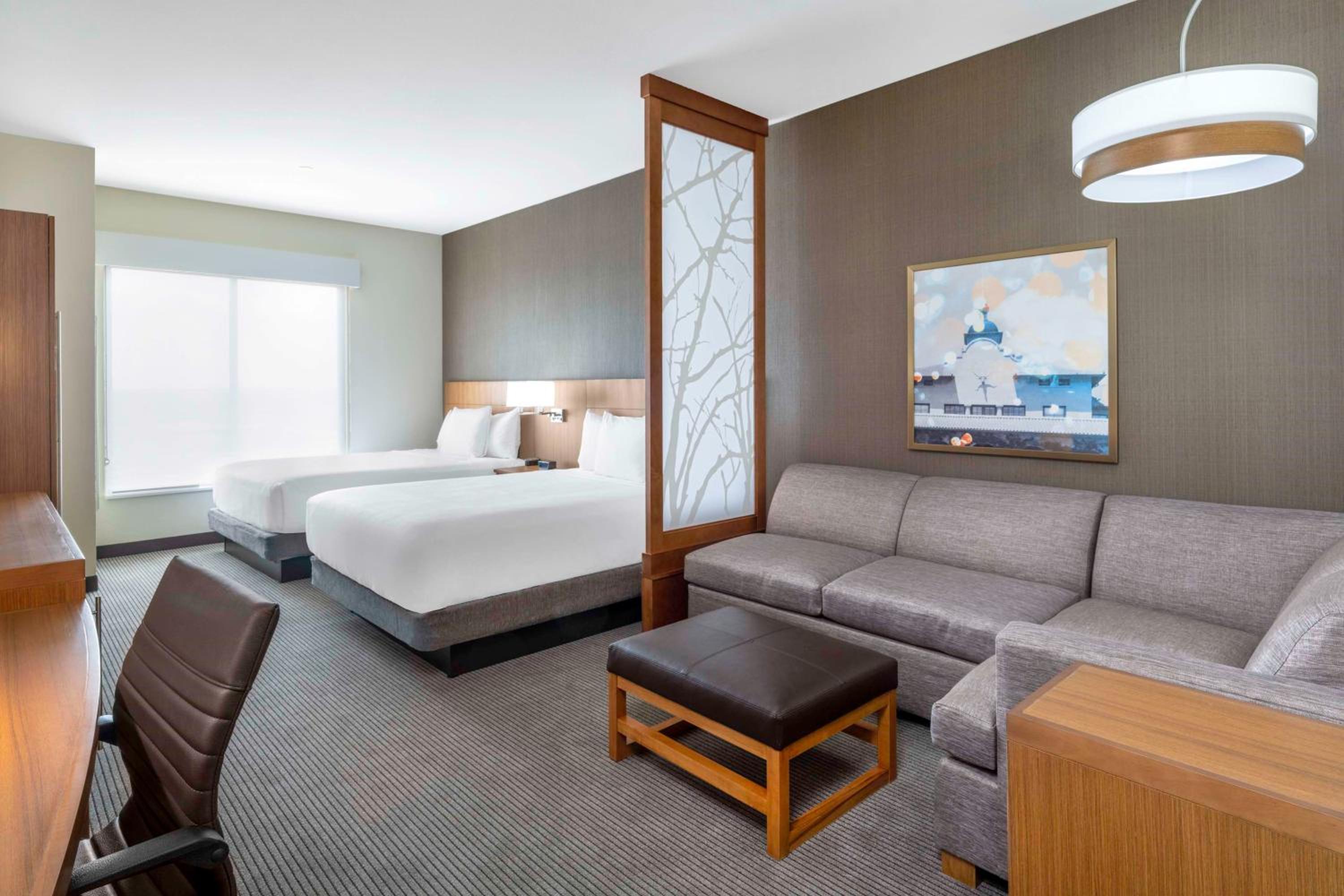 Queen Room with Sofa Bed and Accessible Shower - Disability Access - Photo 2