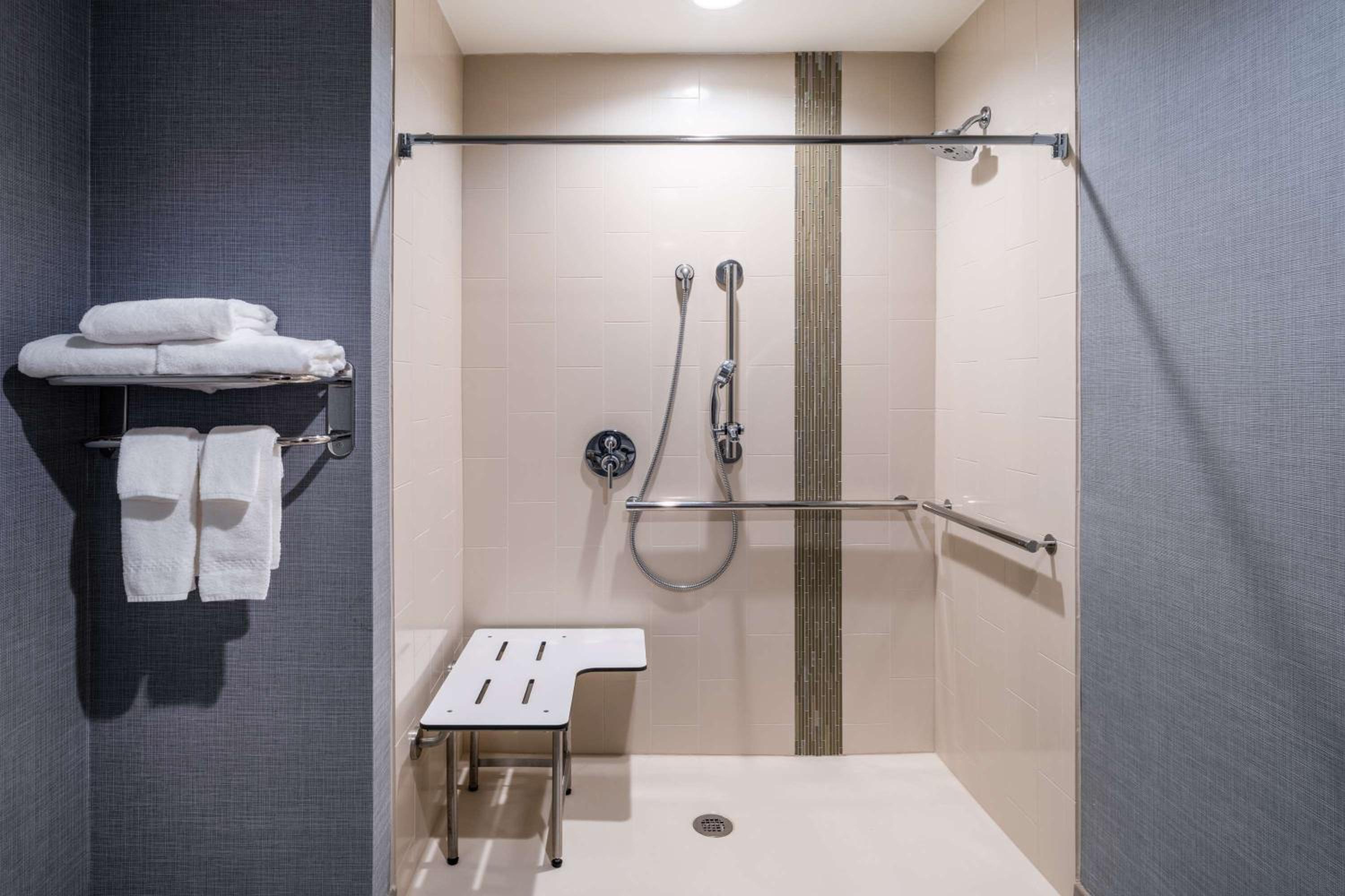 King Room with Roll-In Shower and sofa bed - Disability Access - Photo 3