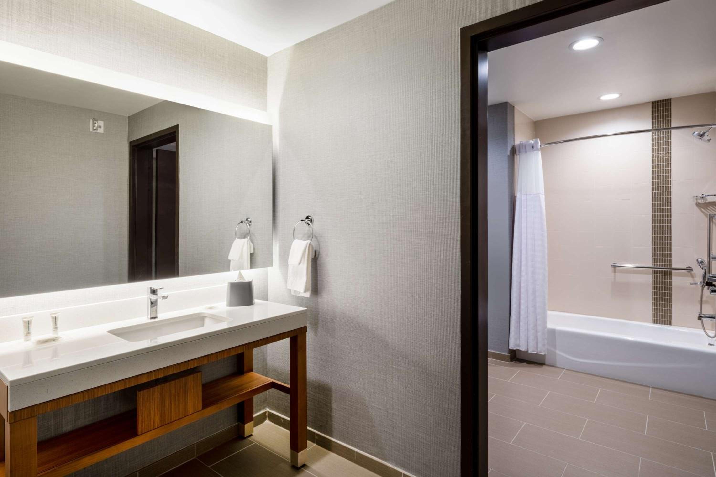 Queen Room with Sofa Bed and Accessible Shower - Disability Access - Photo 5