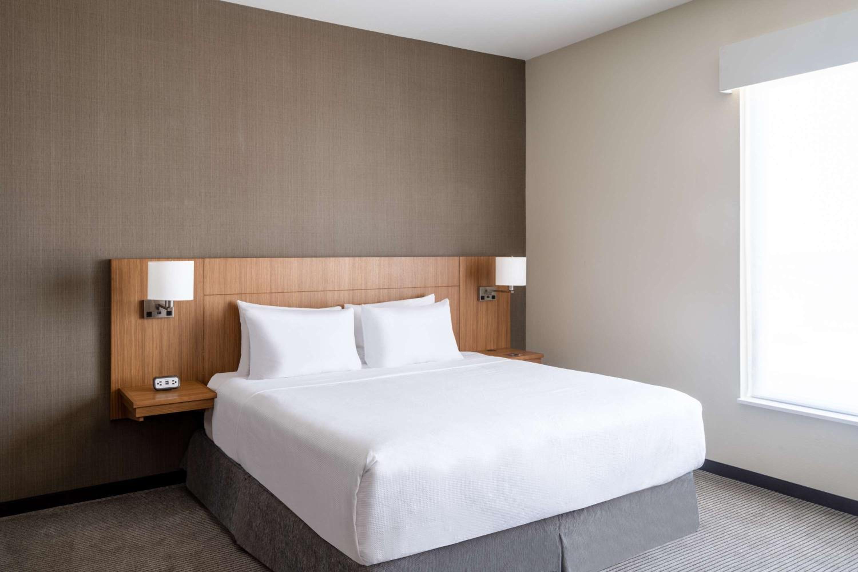 King Room with Roll-In Shower and sofa bed - Disability Access - Photo 4