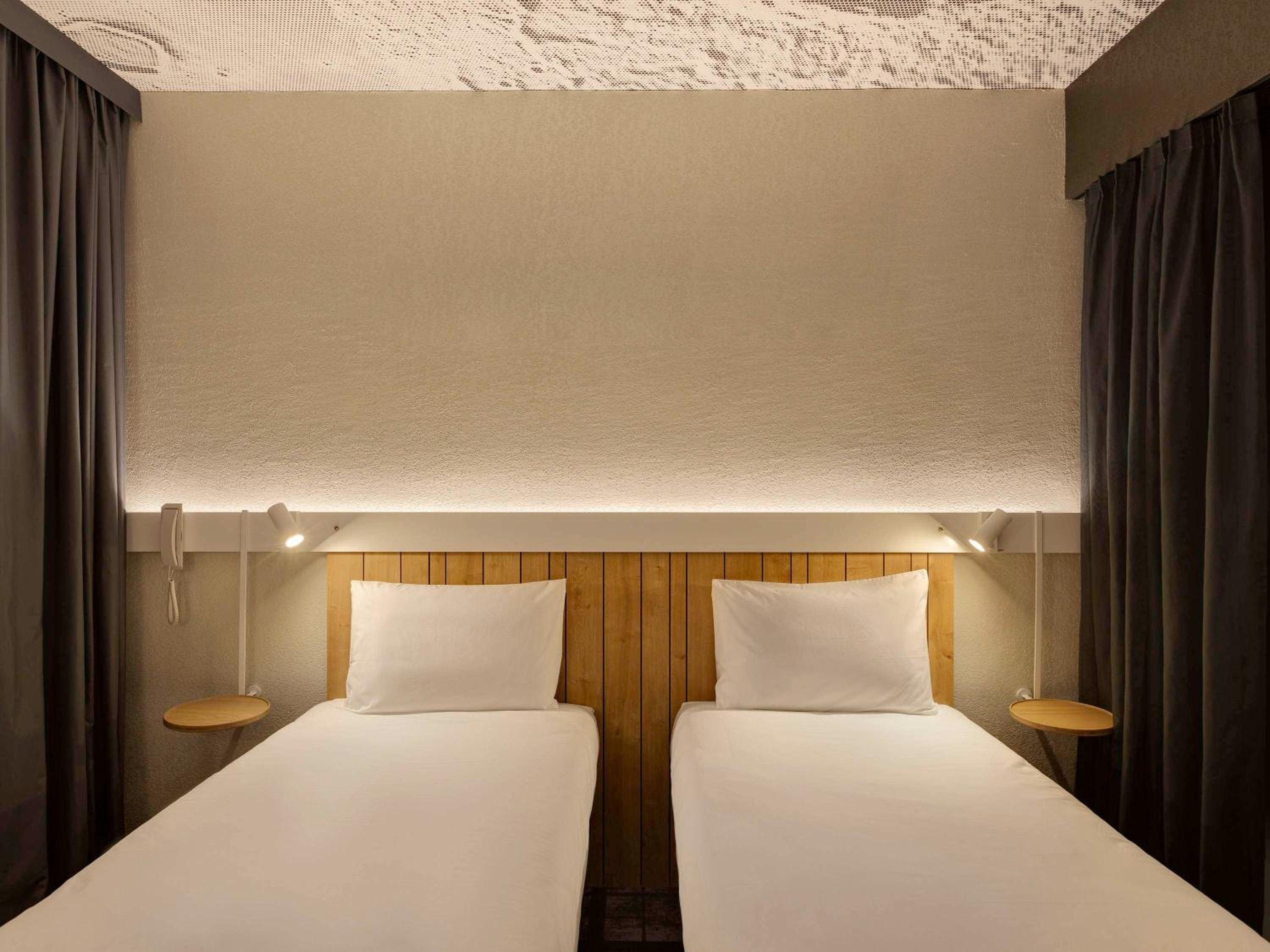 Standard Twin Room - Photo 11