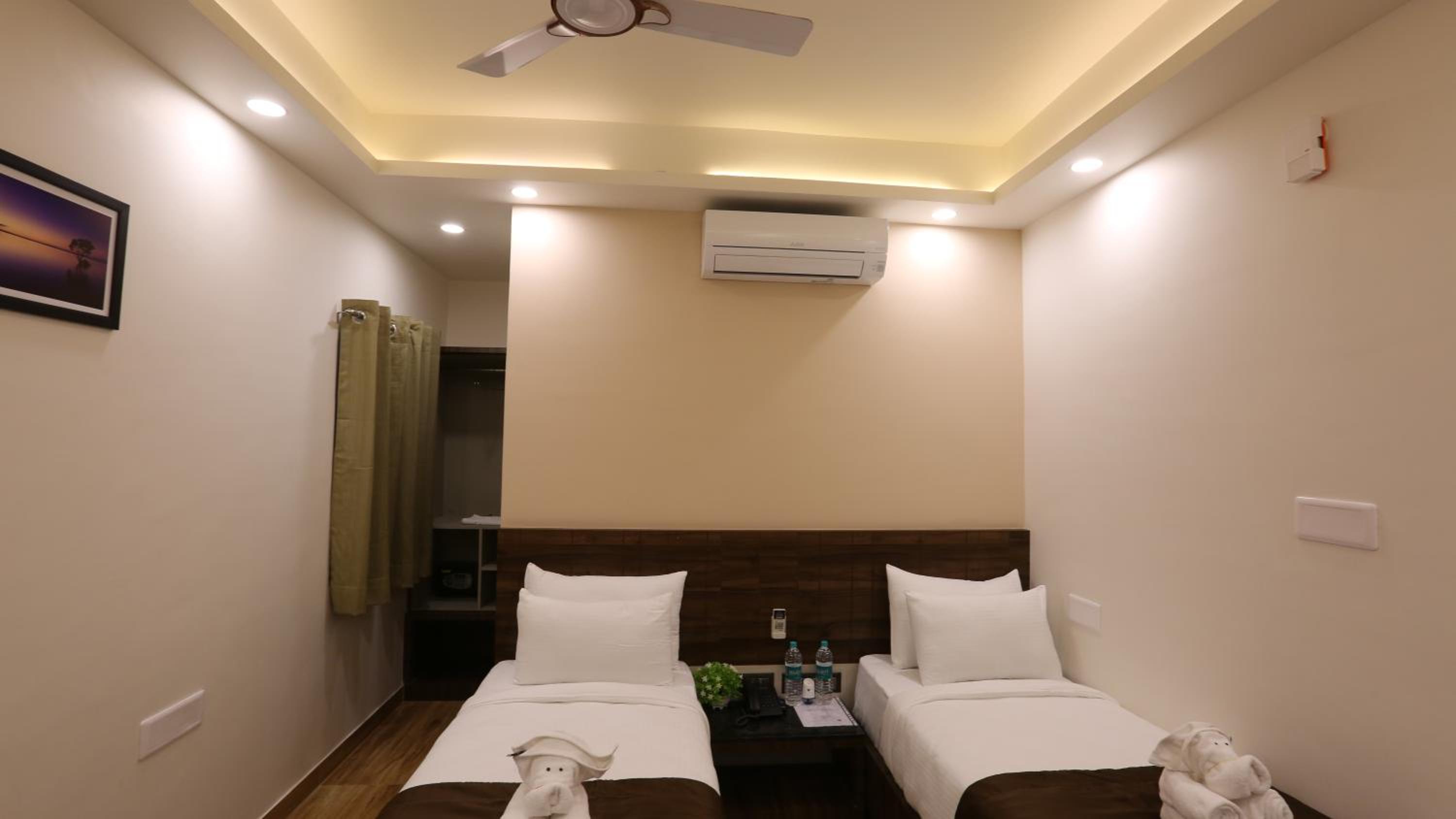 Standard Twin Room - Photo 3