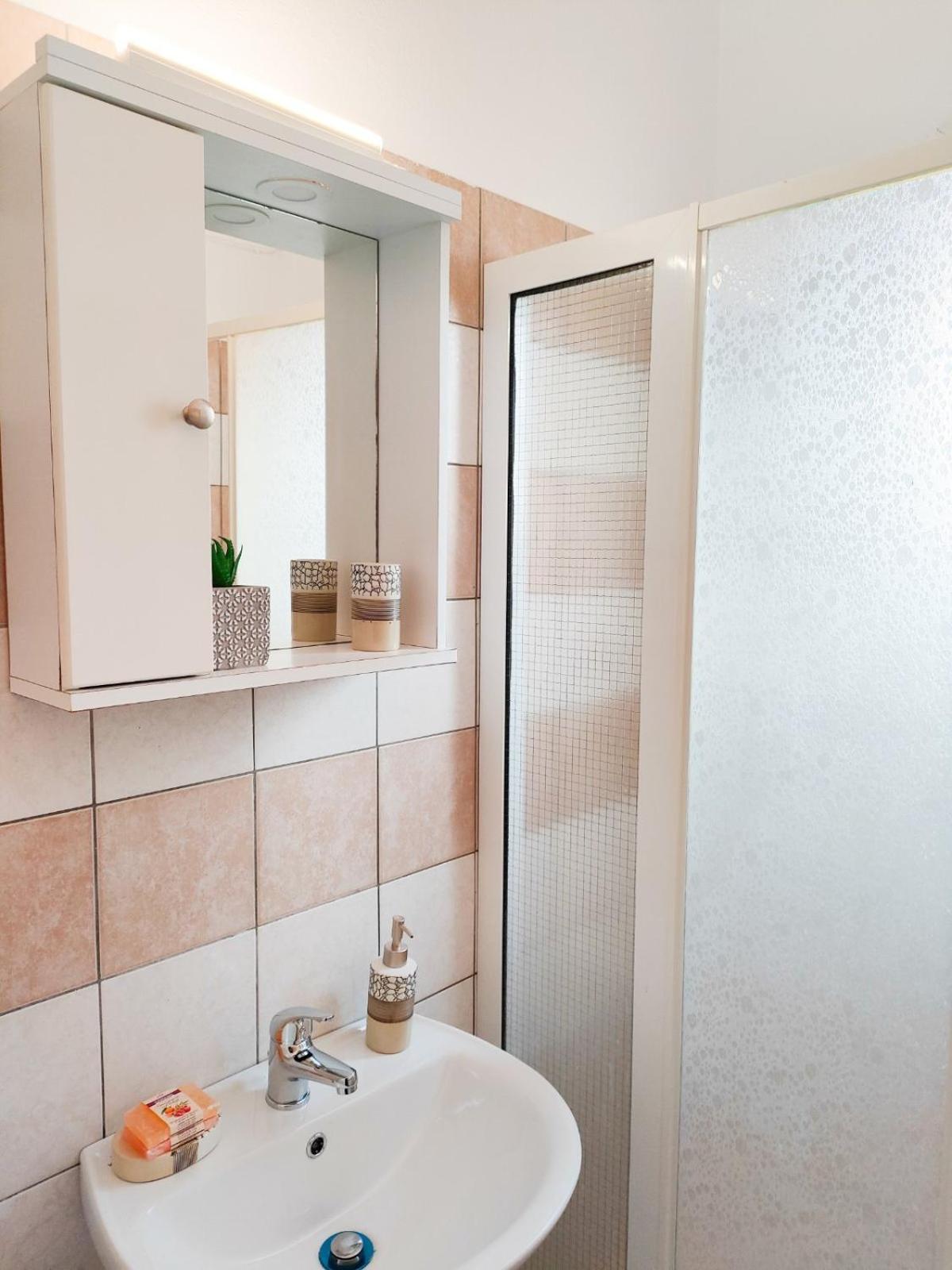 Budget Double Room - Photo 12