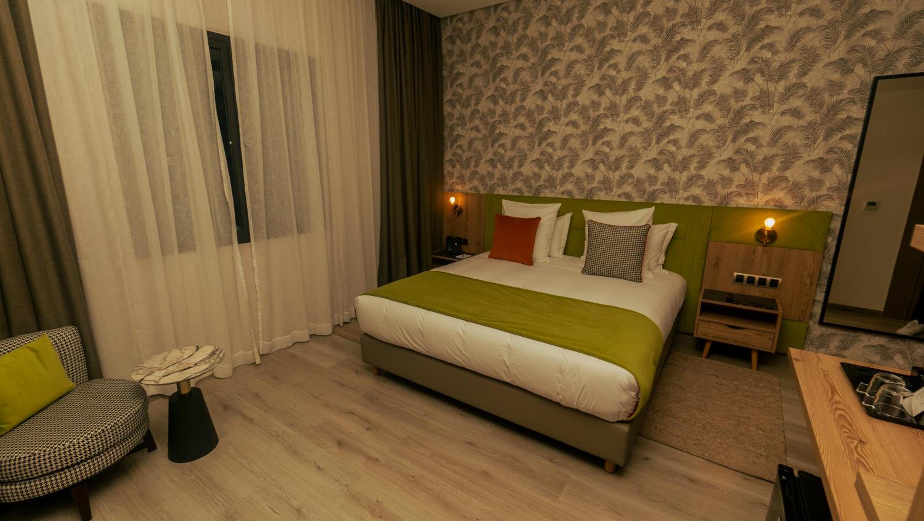 Deluxe Double Room with Balcony - Photo 5