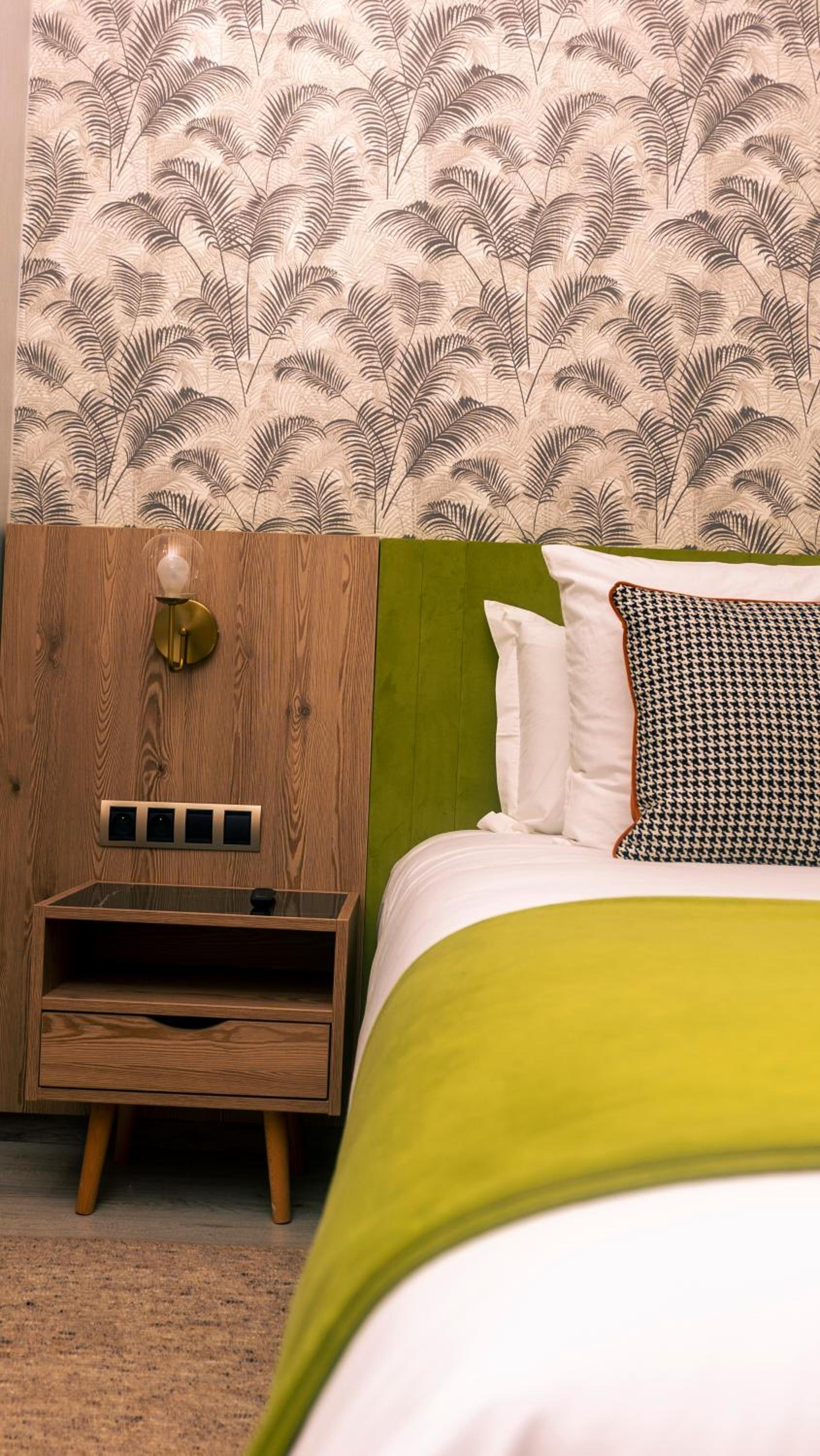 Deluxe Double Room with Balcony - Photo 22