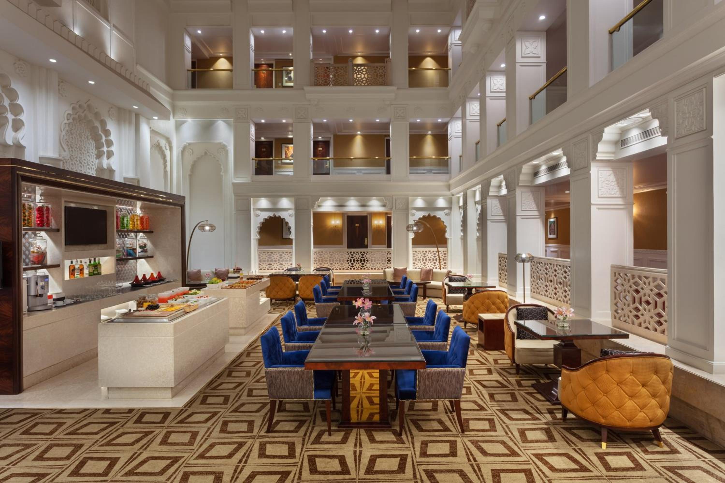 Executive King Suite Room with Lounge Access - Complimentary IMFL from 6pm to 8pm - Photo 5