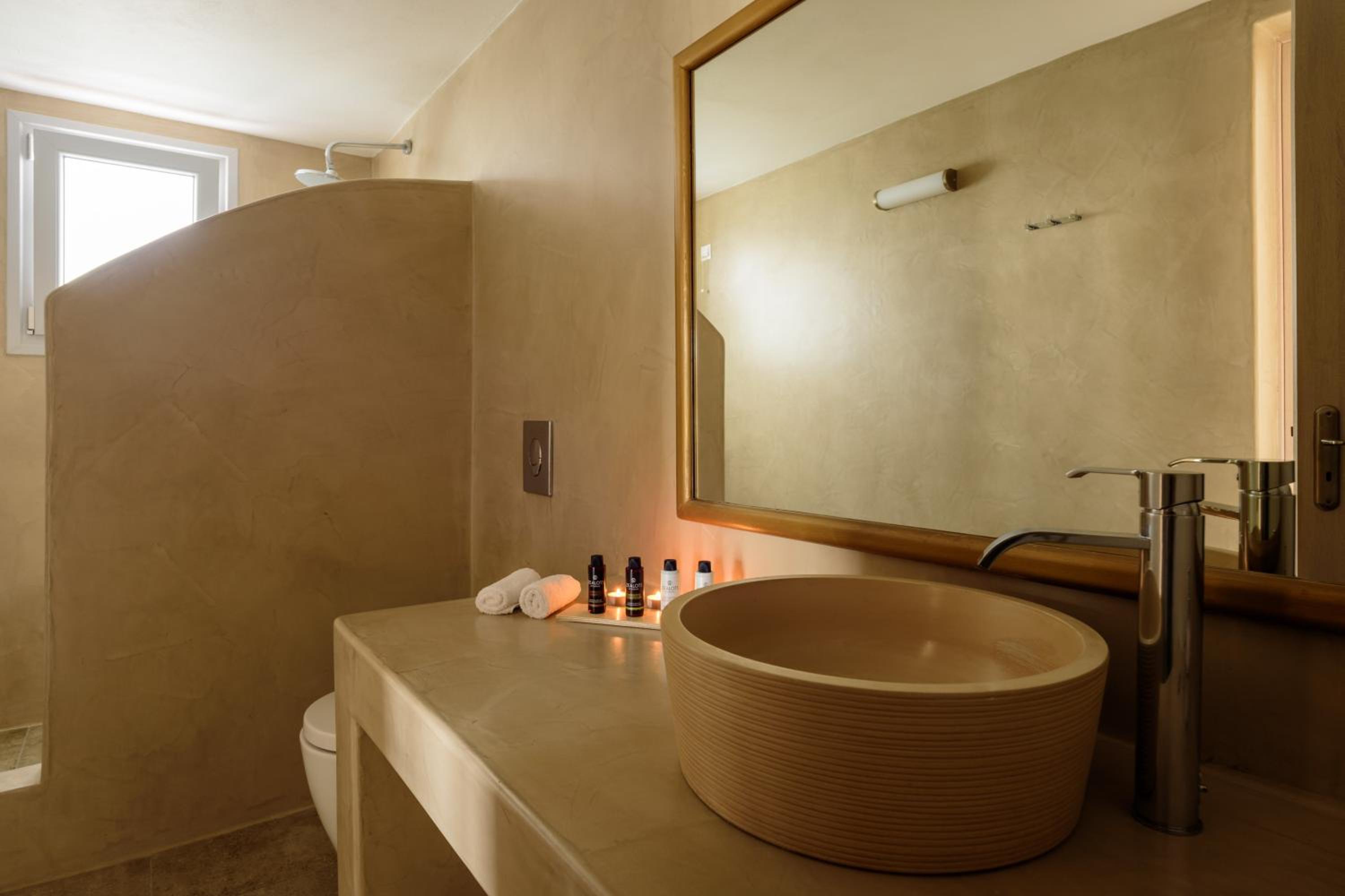 Loft Suite with Outdoor Hot Tub - Photo 54