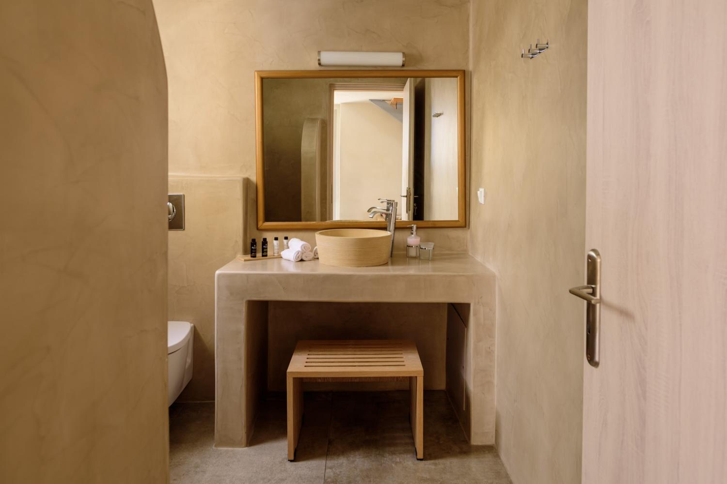 Superior Suite - Photo 9