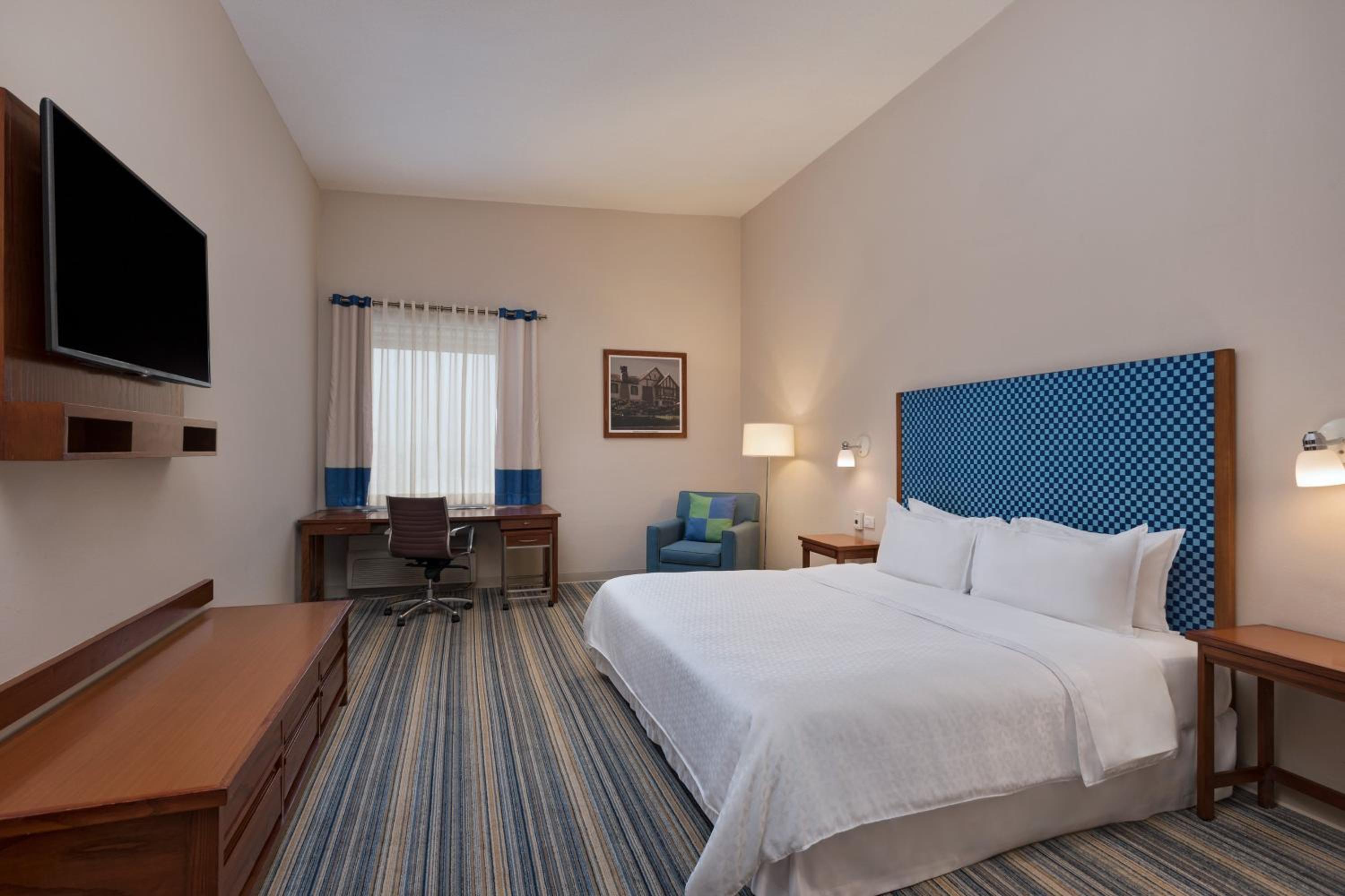 Deluxe King Room - Photo 8