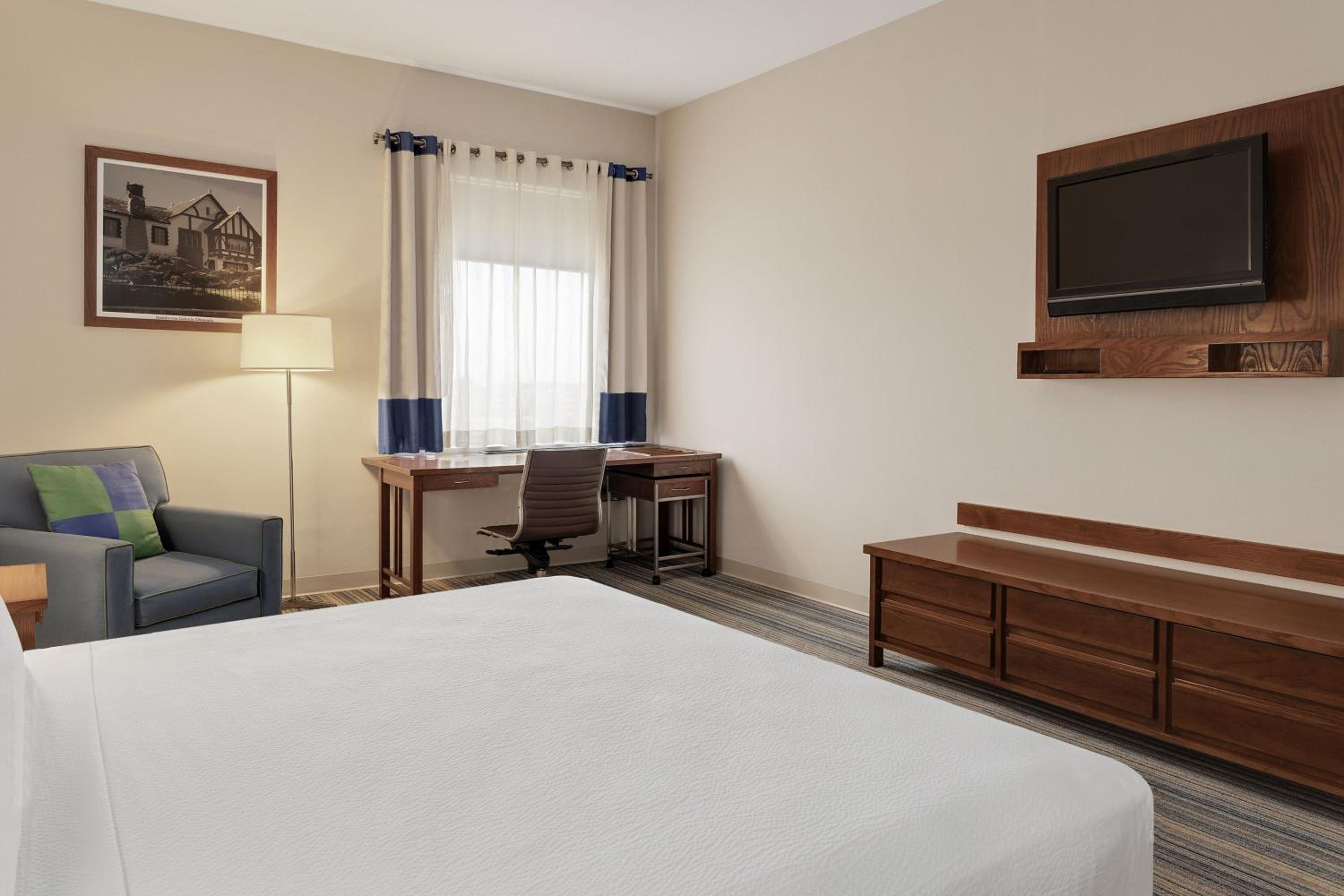 Deluxe King Room - Photo 7