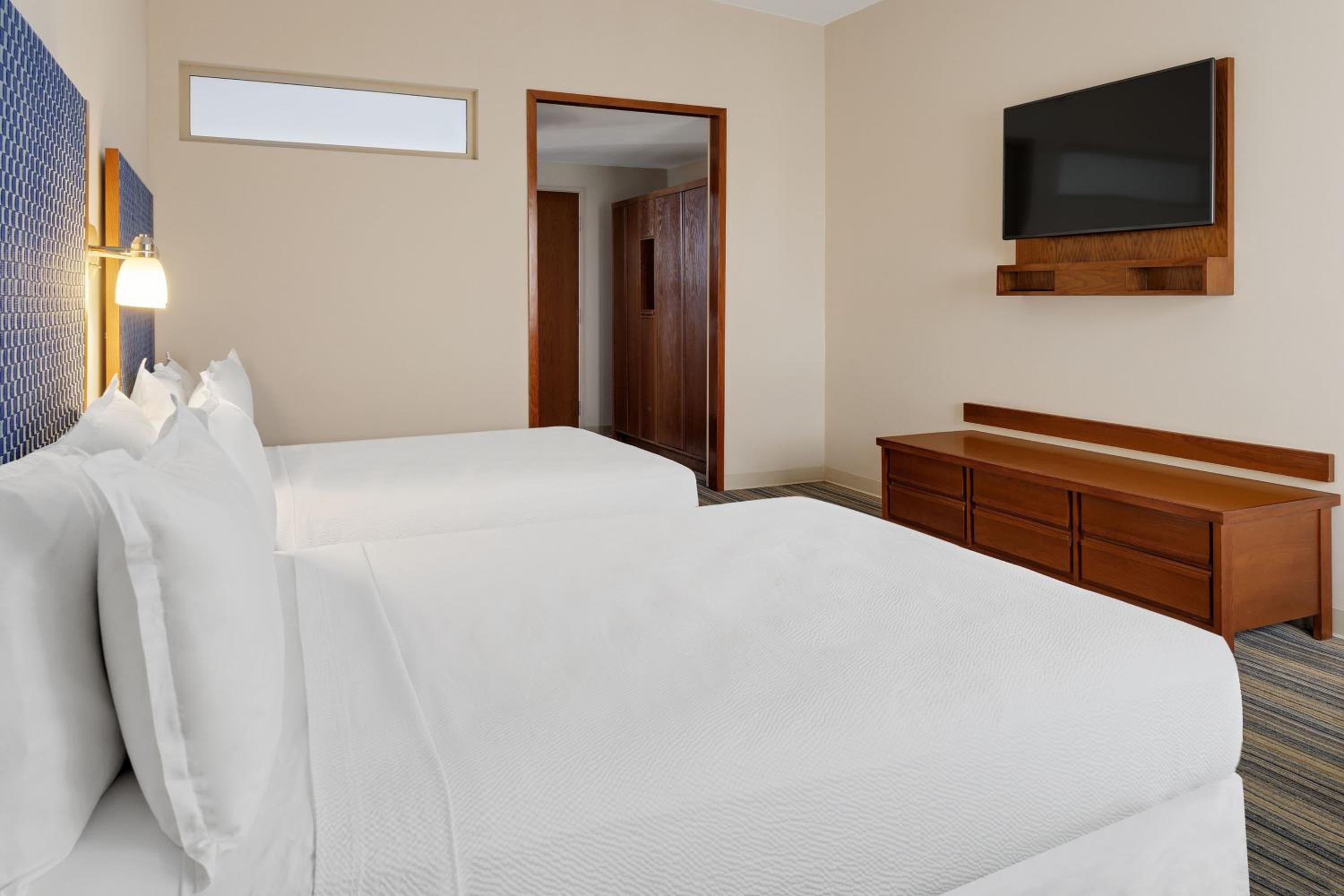 Deluxe Queen Room with Two Queen Beds - Photo 6