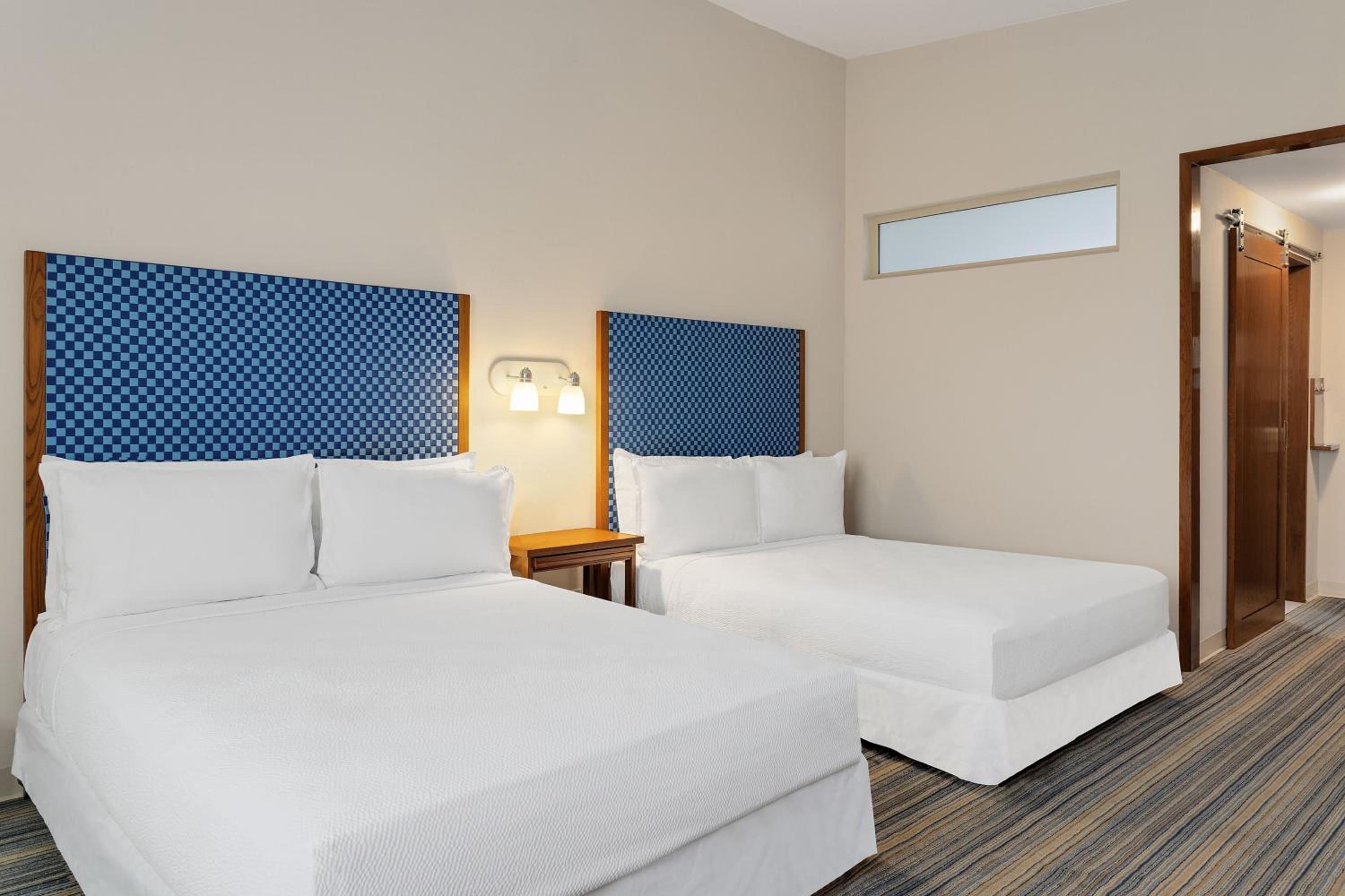 Deluxe Queen Room with Two Queen Beds - Photo 5