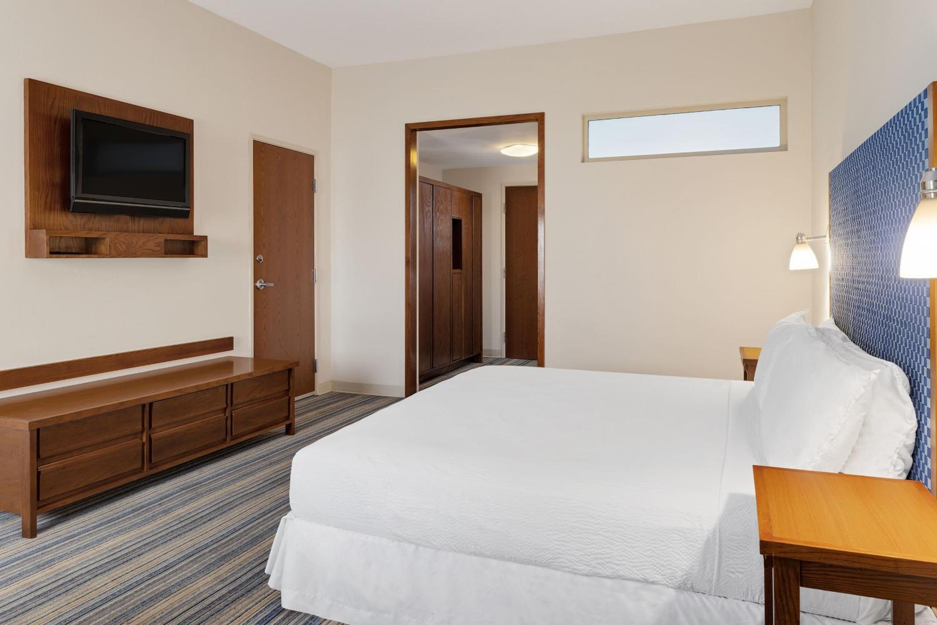 Deluxe King Room - Photo 6