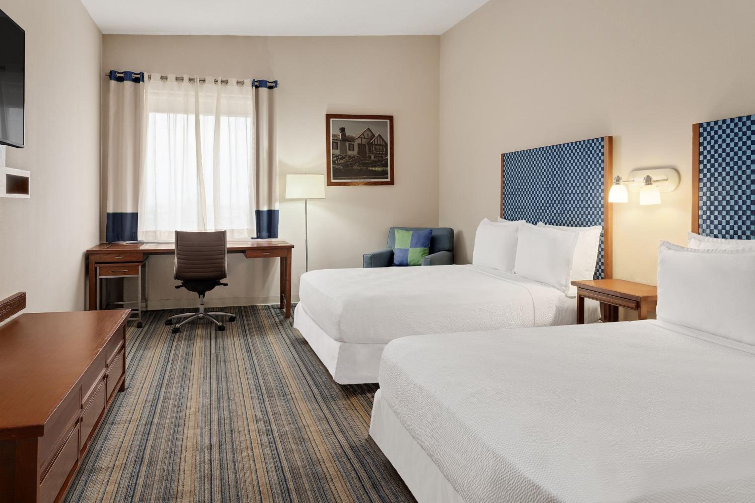 Deluxe Queen Room with Two Queen Beds - Photo 4