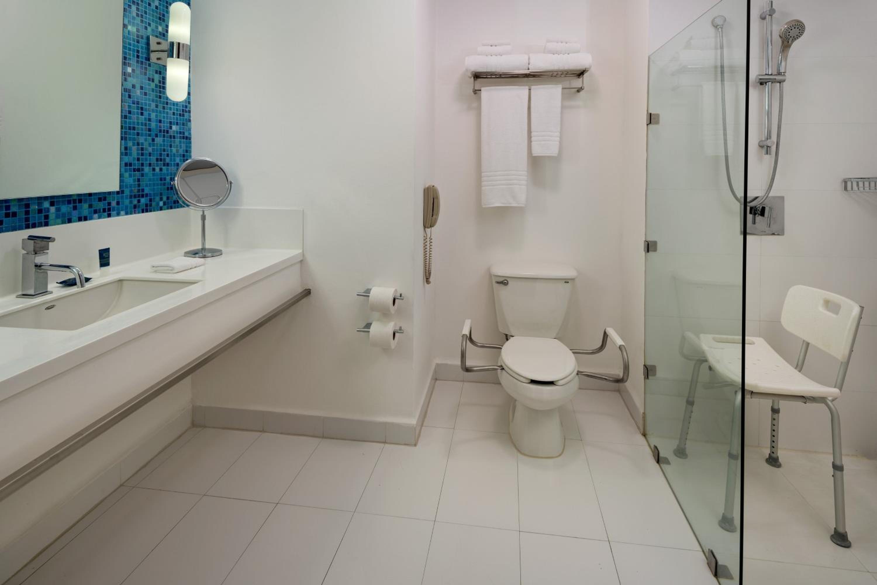 Deluxe King Room - Photo 2