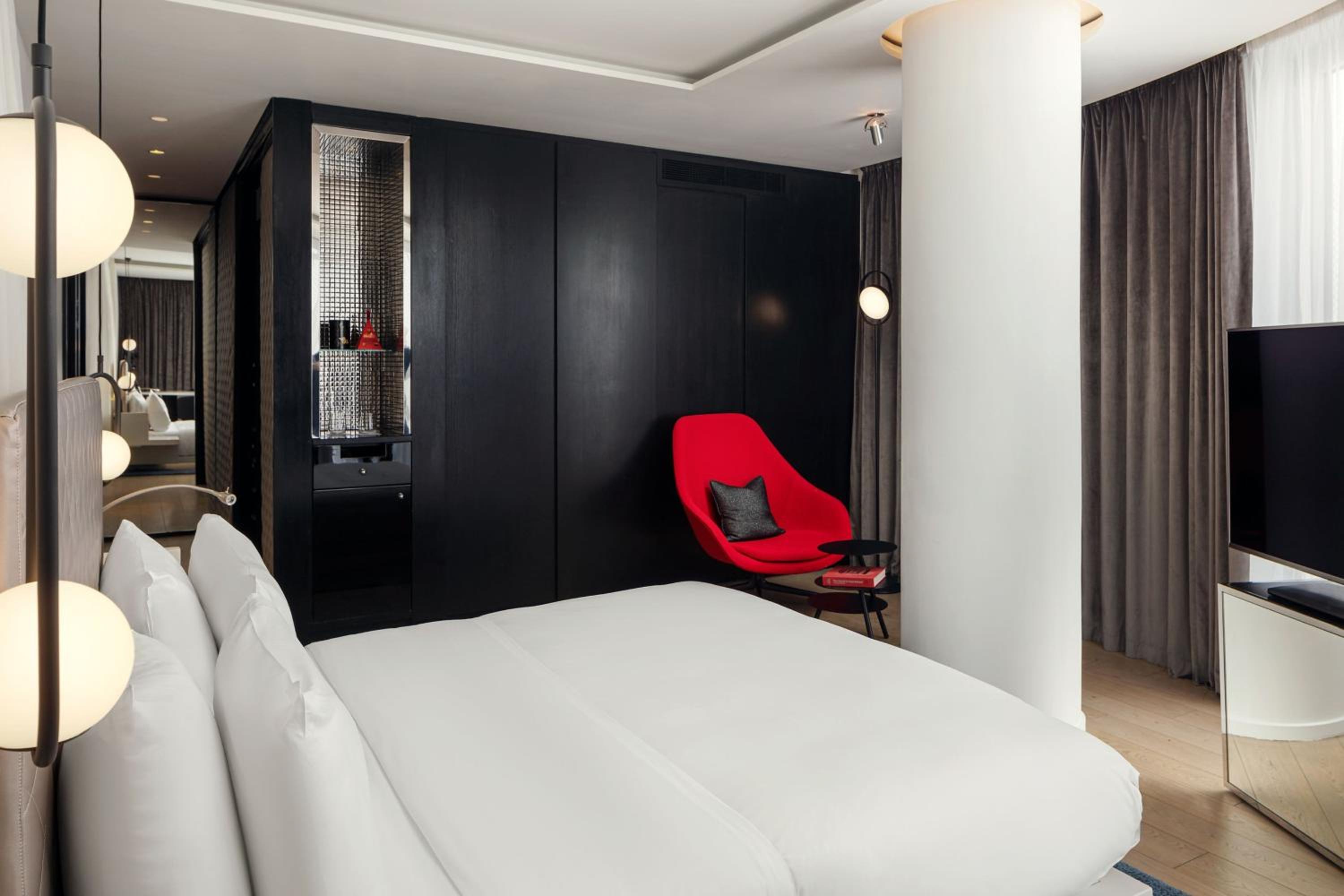 Cool Corner Suite, Suite, 1 King, Corner room