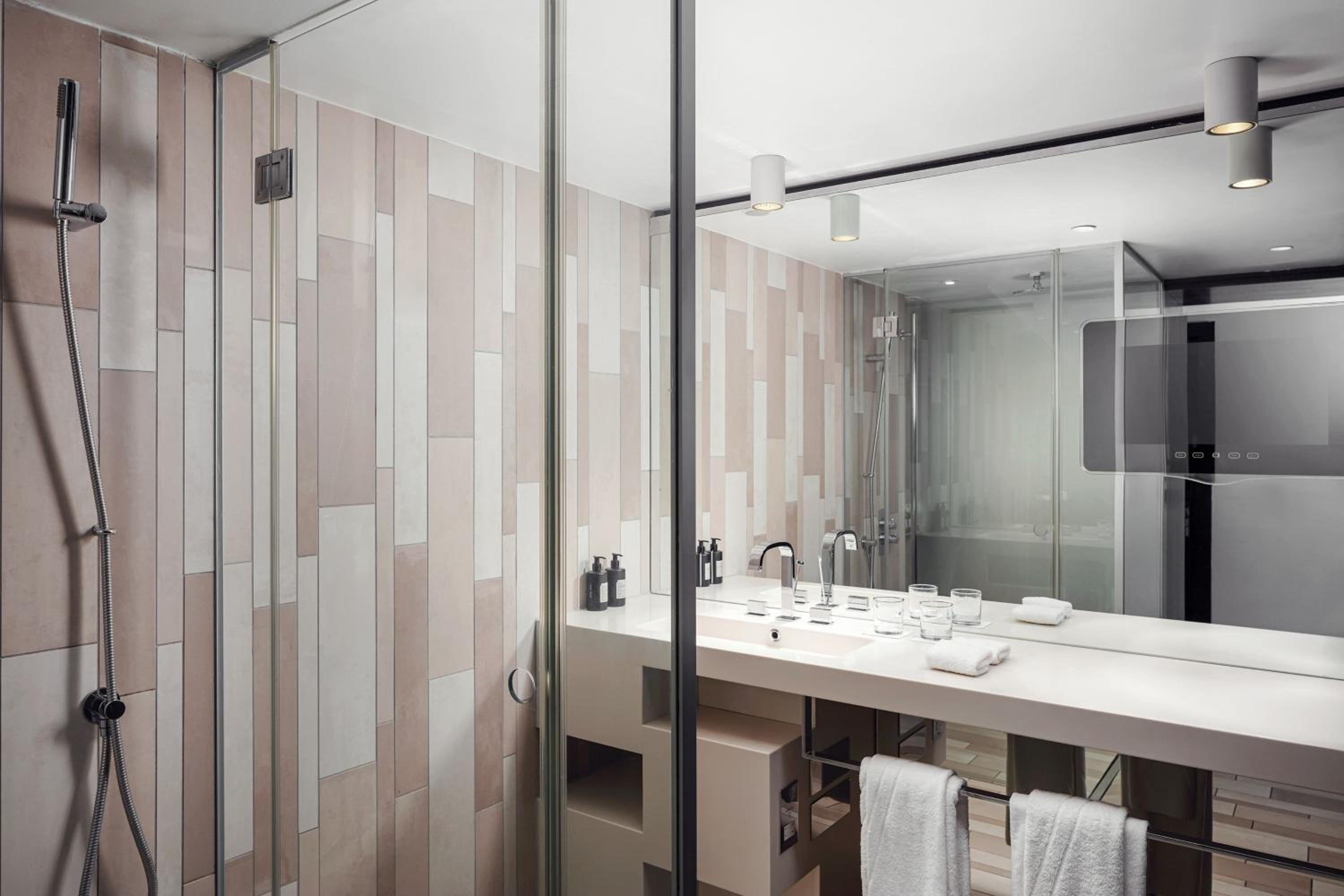 Cool Corner Suite, Suite, 1 King, Corner room