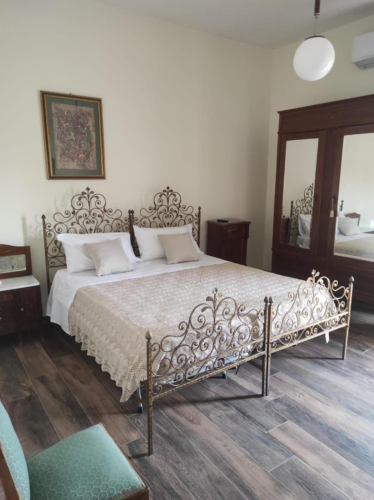 Deluxe Room (2 Adults + 1 Child)
