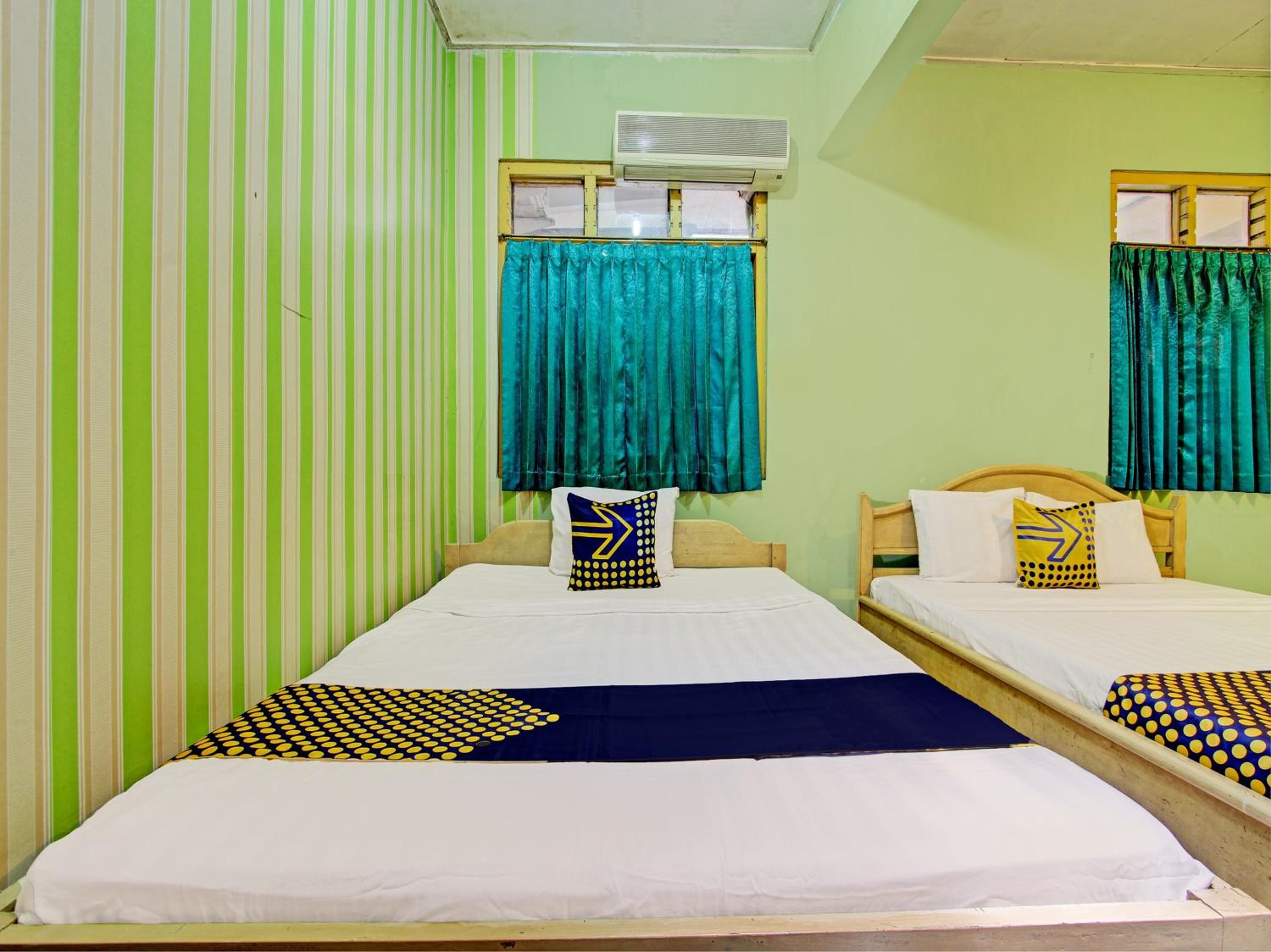 Economy Triple Room photo 3