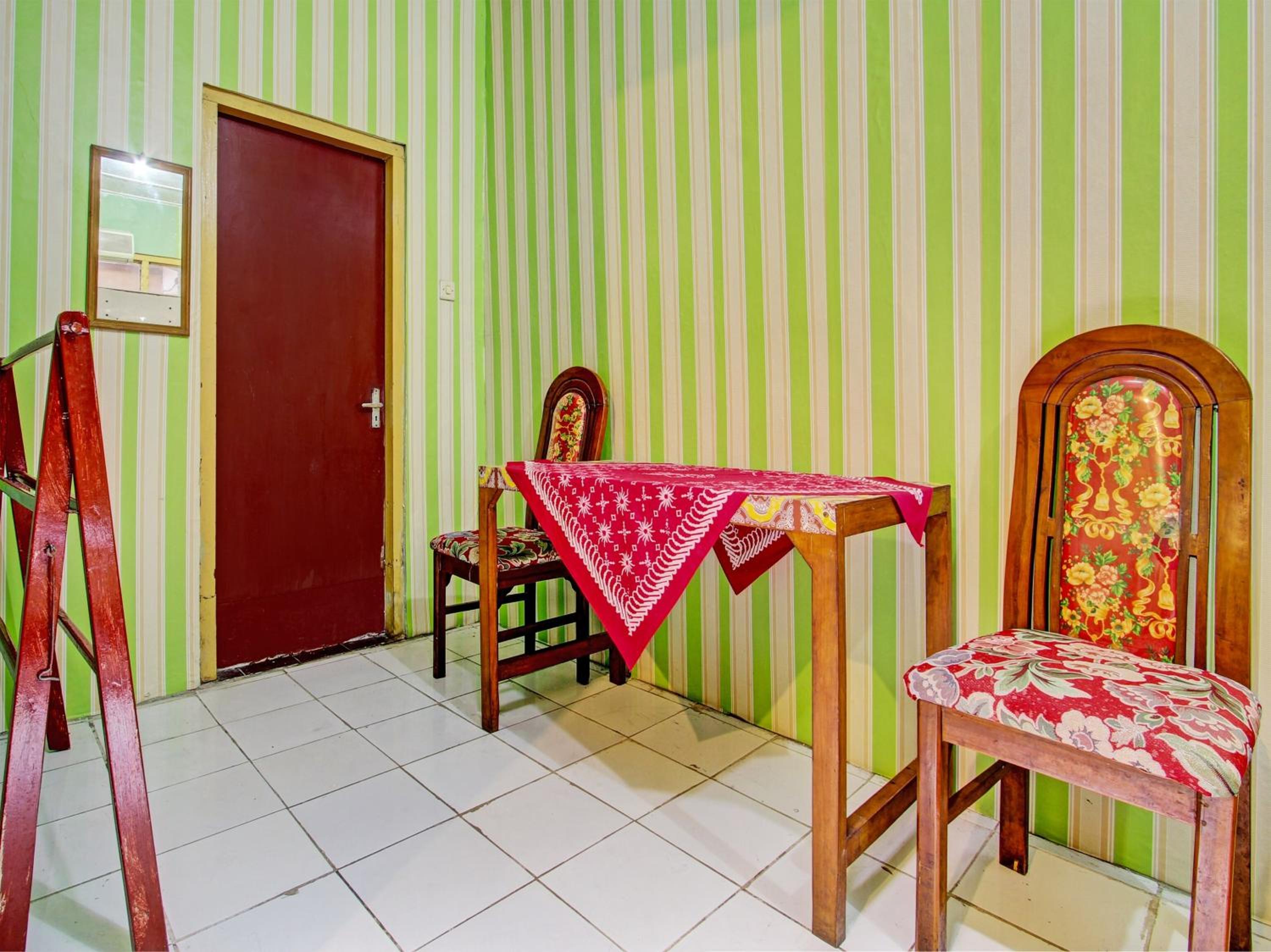 Economy Triple Room photo 2
