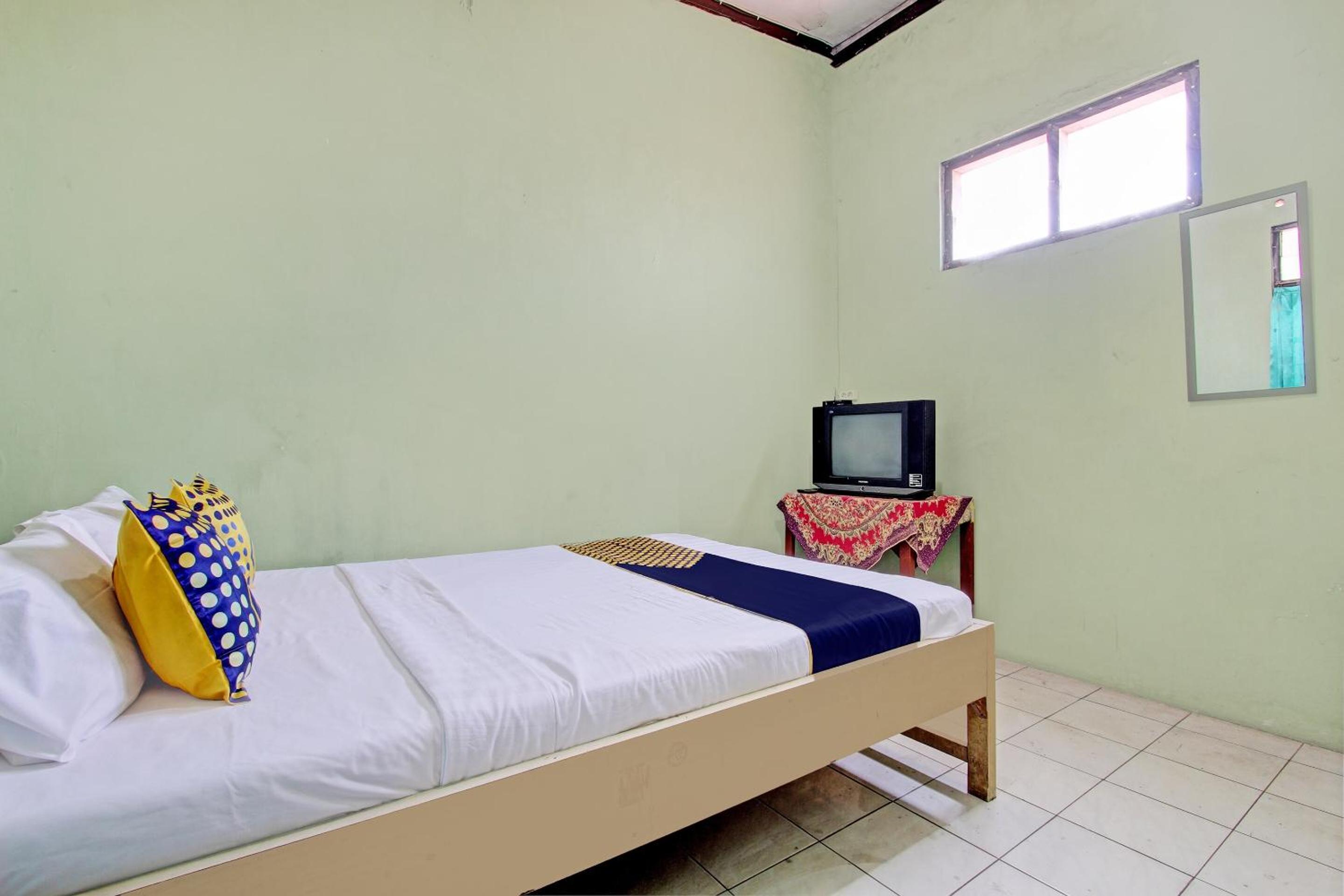 Budget Double Room photo 3