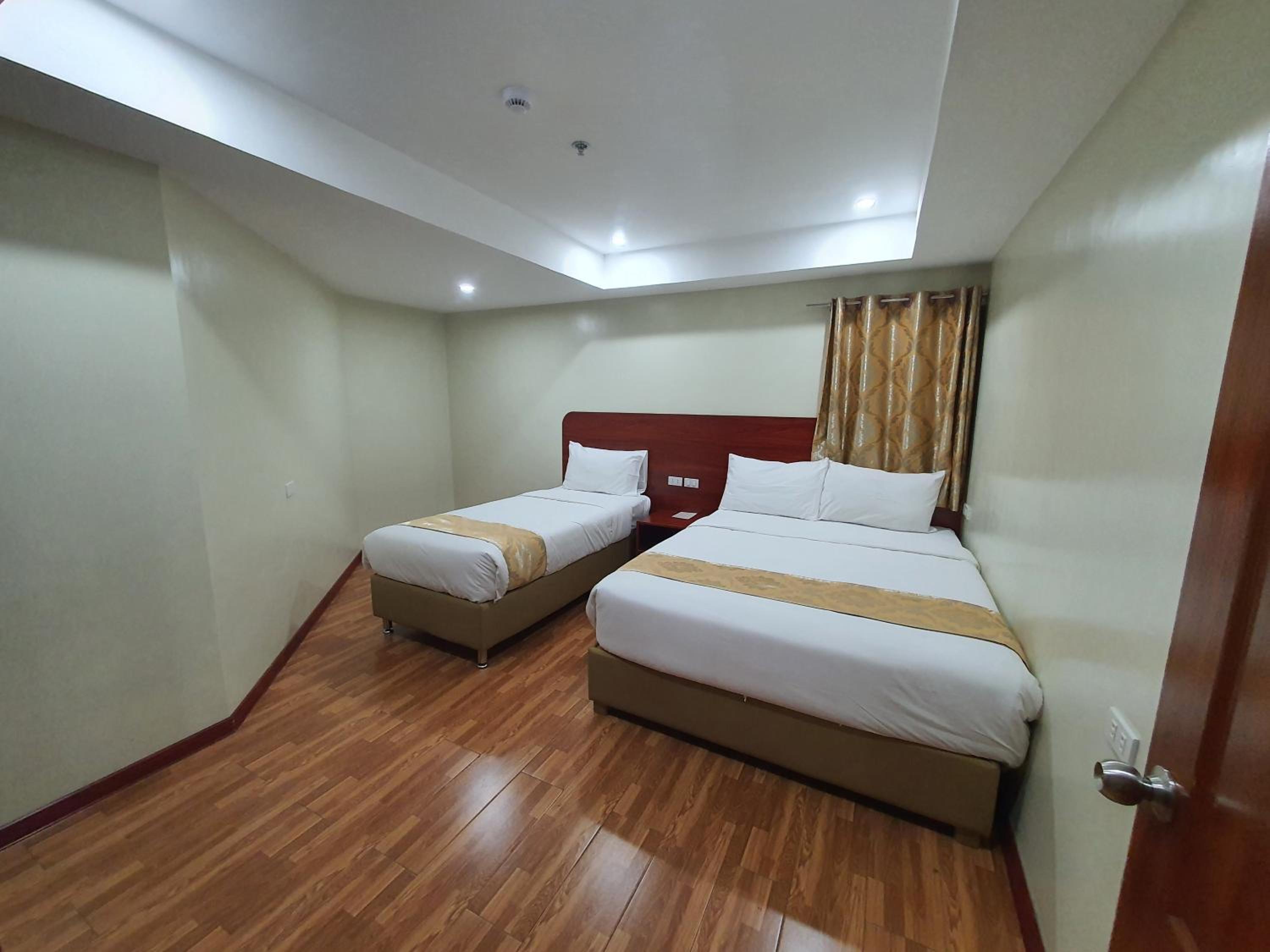 Deluxe Family Suite - Photo 8