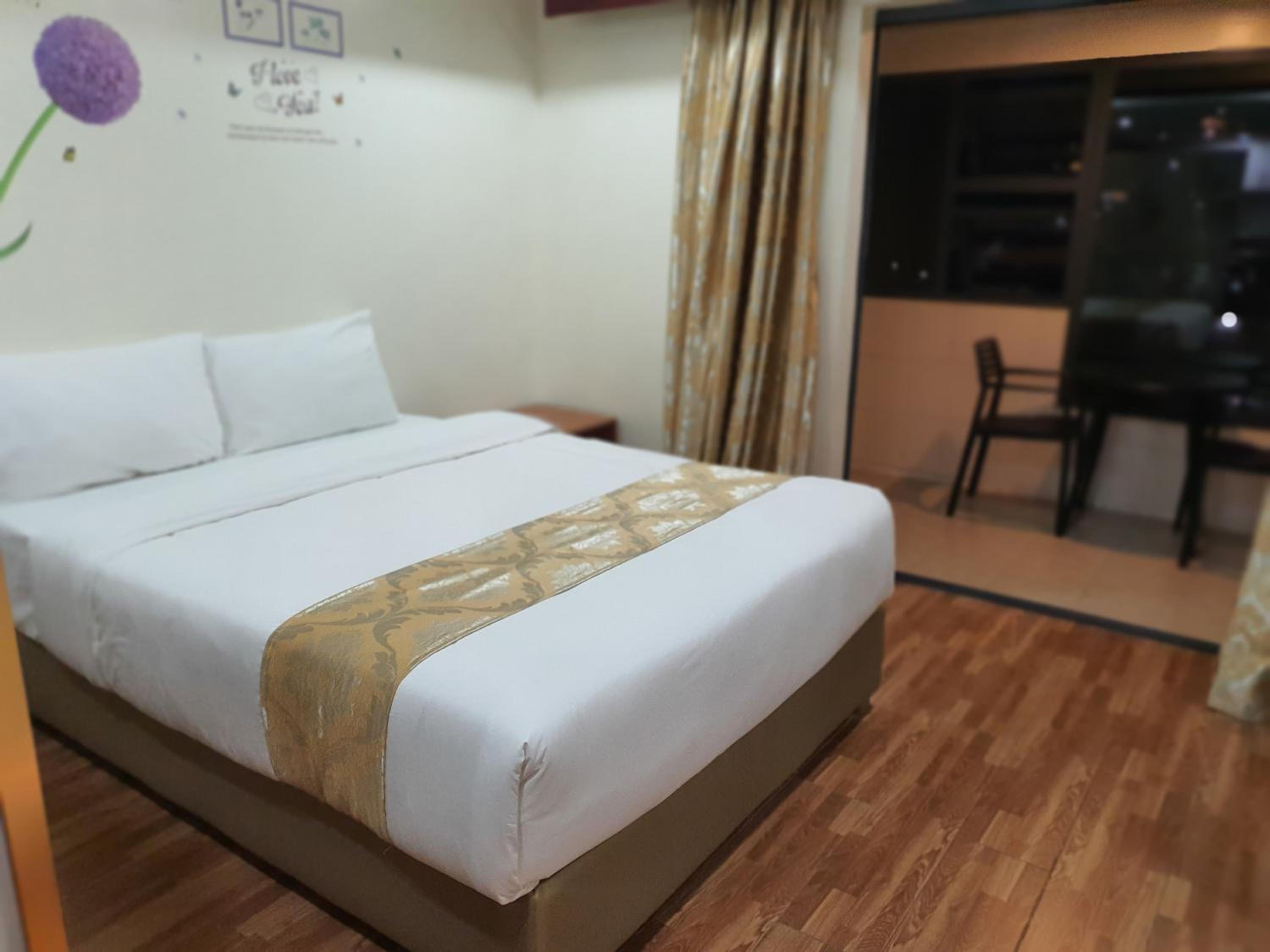 Deluxe Family Suite - Photo 9