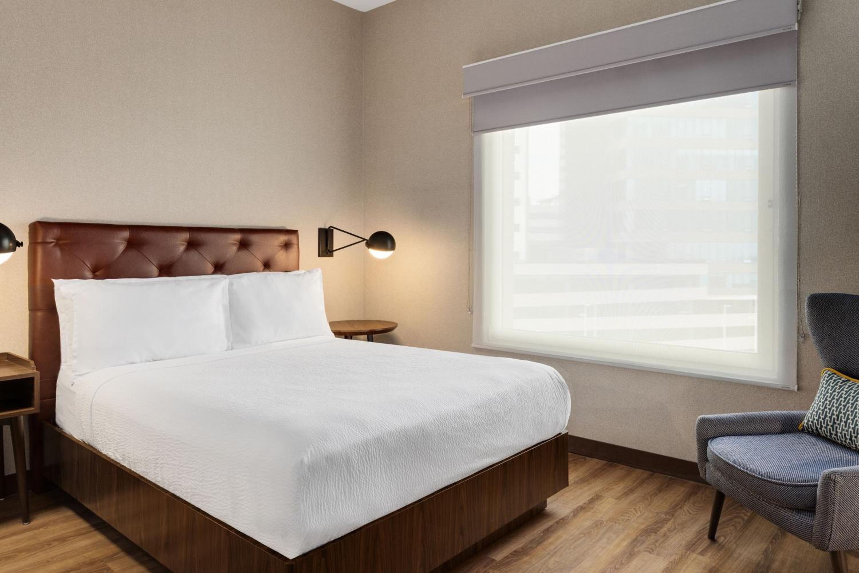 Premium Junior Suite, 1 Bedroom Suite, 1 Queen(s), Sofa bed  - Photo 6