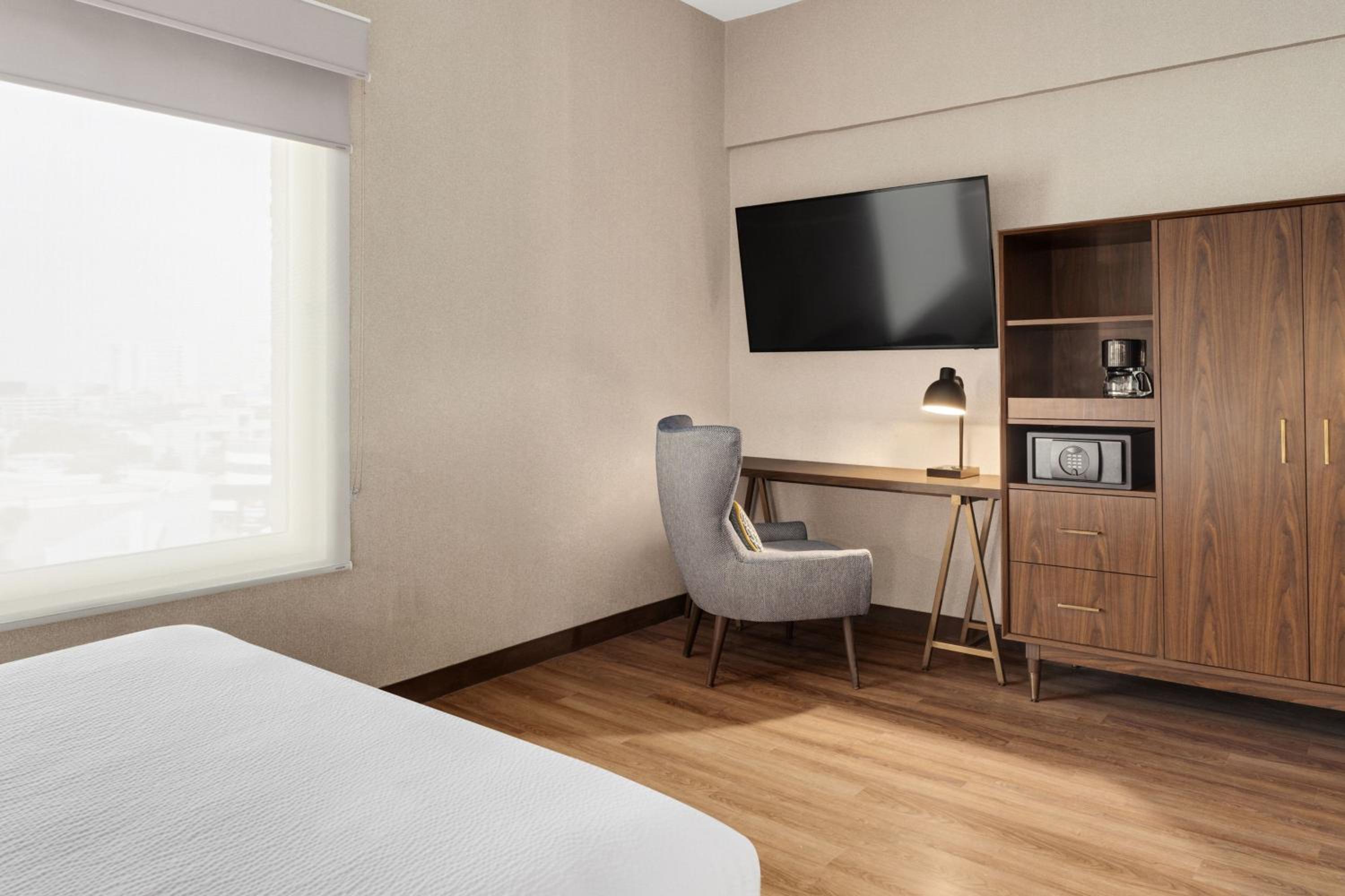 Premium Junior Suite, 1 Bedroom Suite, 1 Queen(s), Sofa bed  - Photo 1