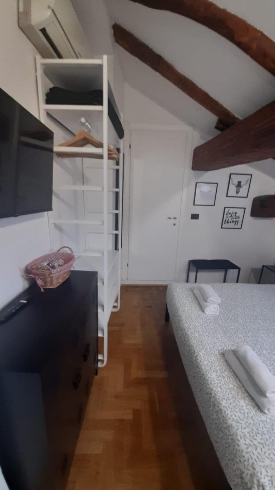 Double Room - Photo 5