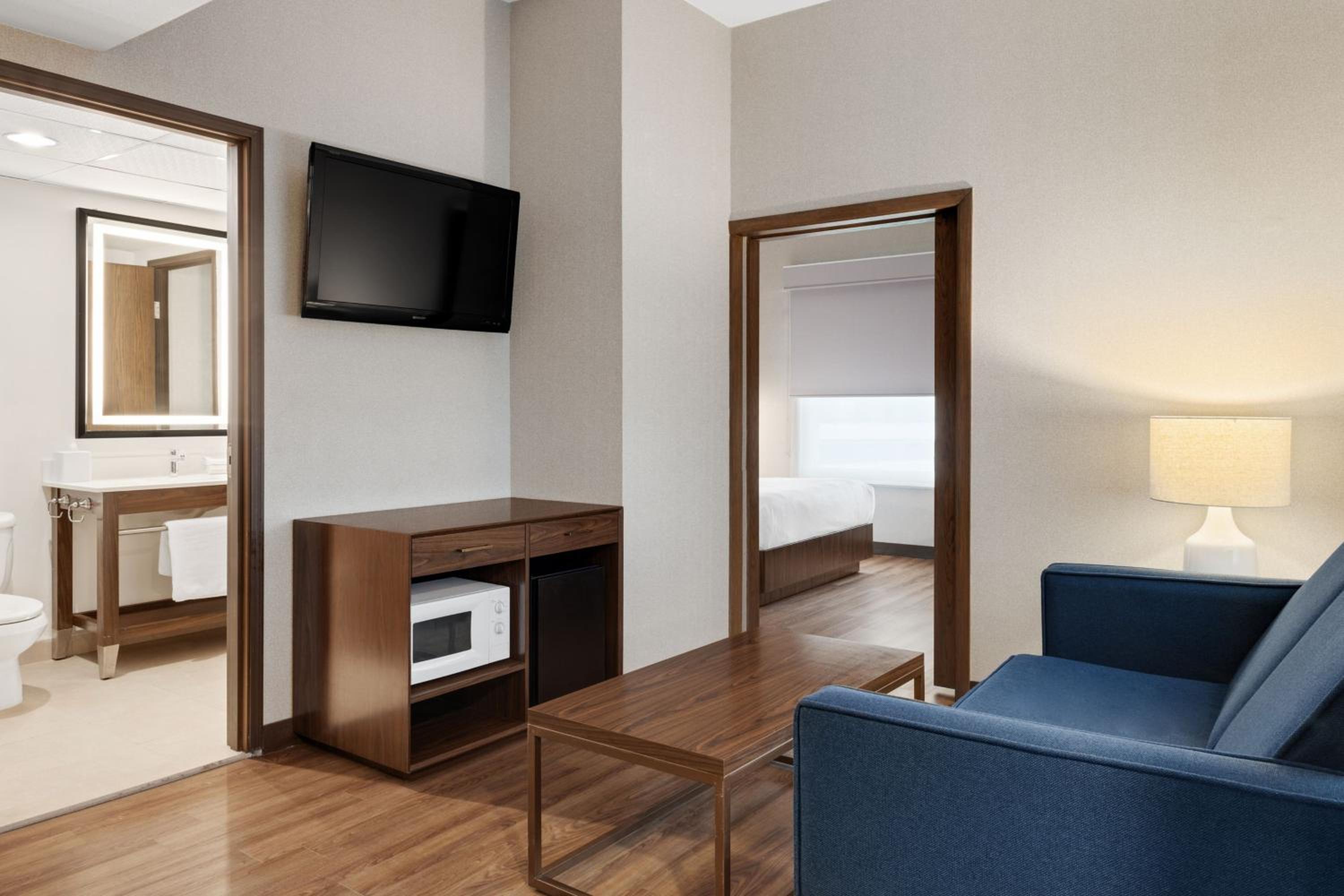 Premium Junior Suite, 1 Bedroom Suite, 1 Queen(s), Sofa bed  - Photo 5