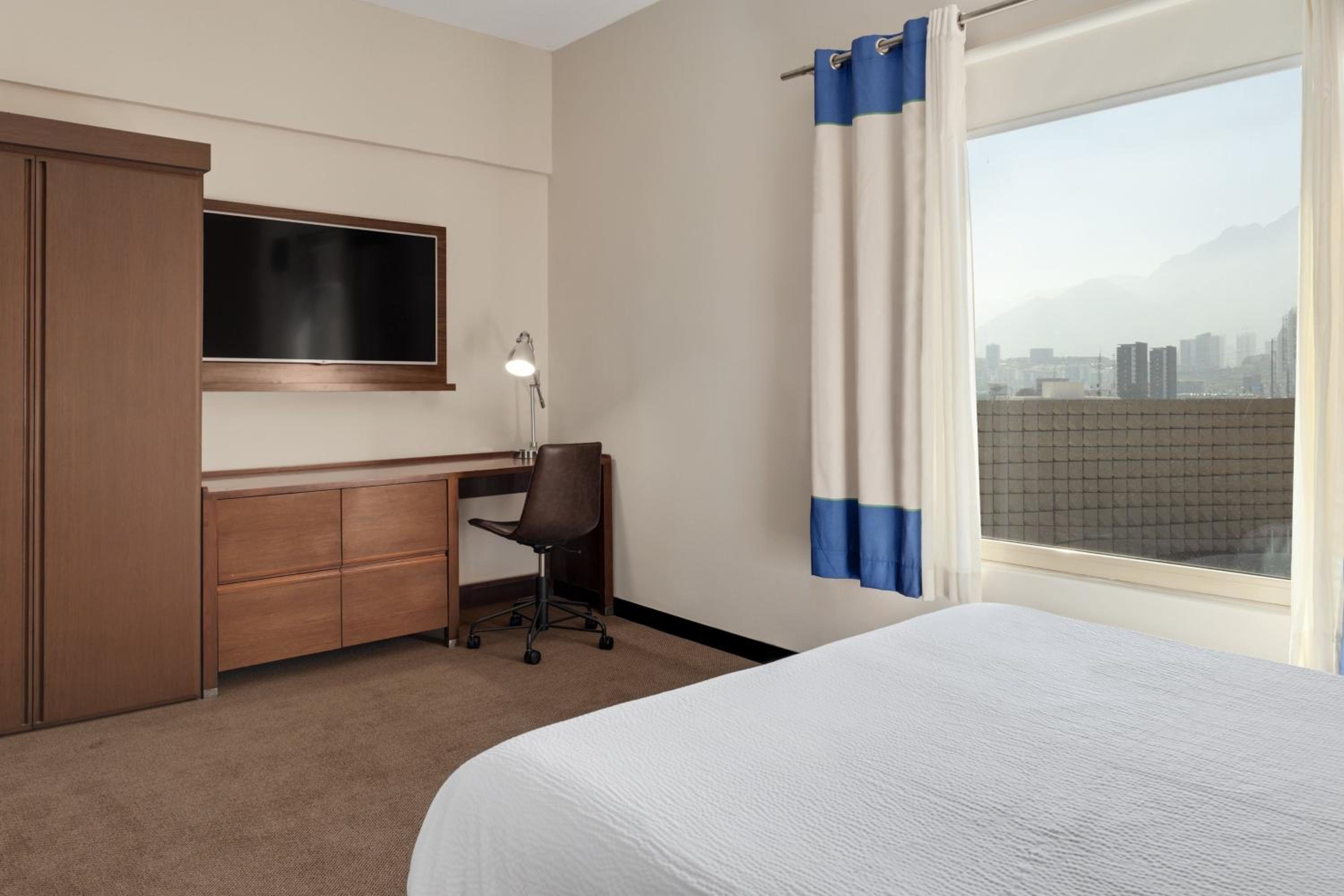 Deluxe Suite, 1 Bedroom Executive Suite, Away from elevator  - Photo 1