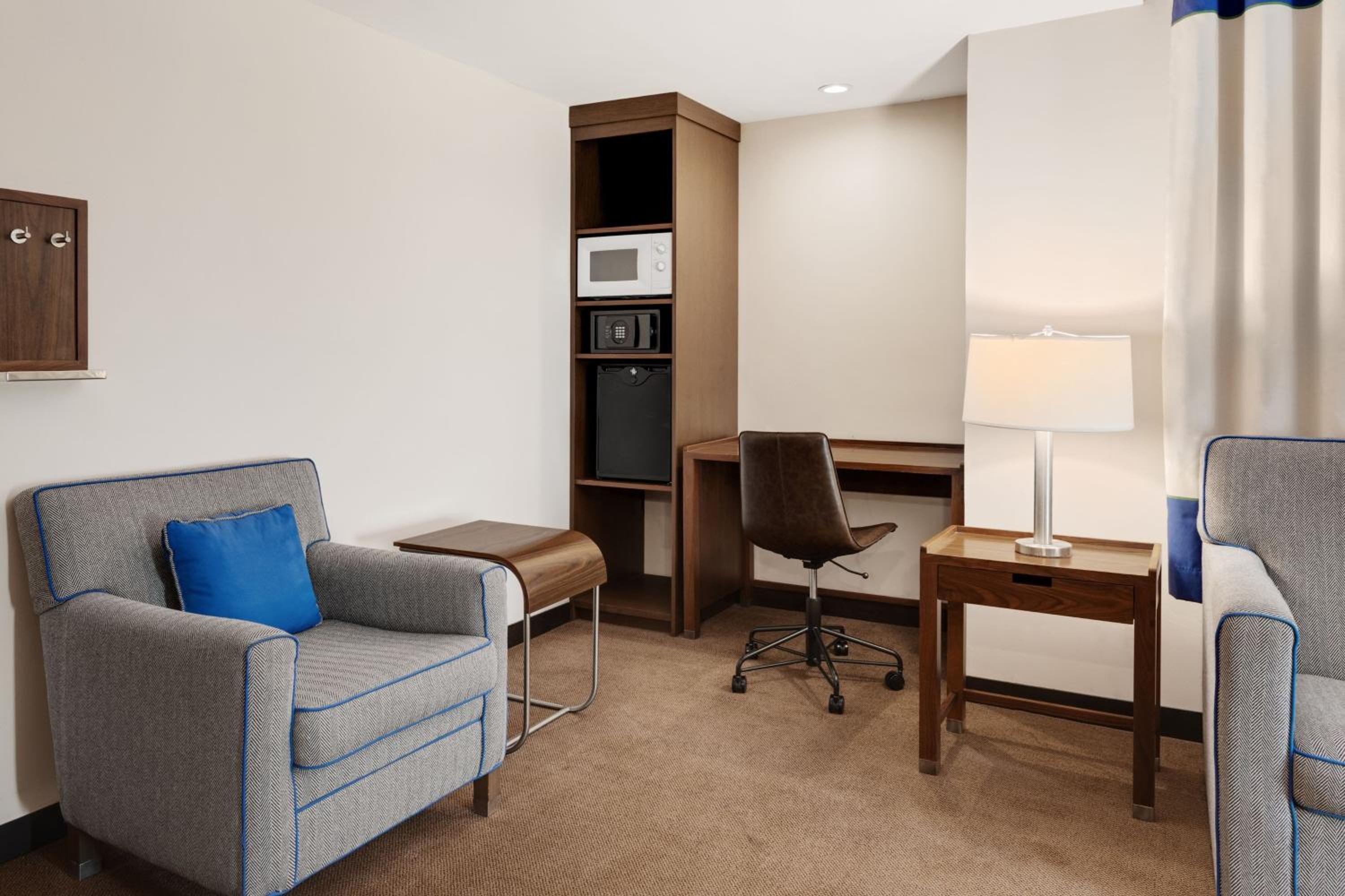 Premium Junior Suite, 1 Bedroom Suite, 1 Queen(s), Sofa bed  - Photo 3