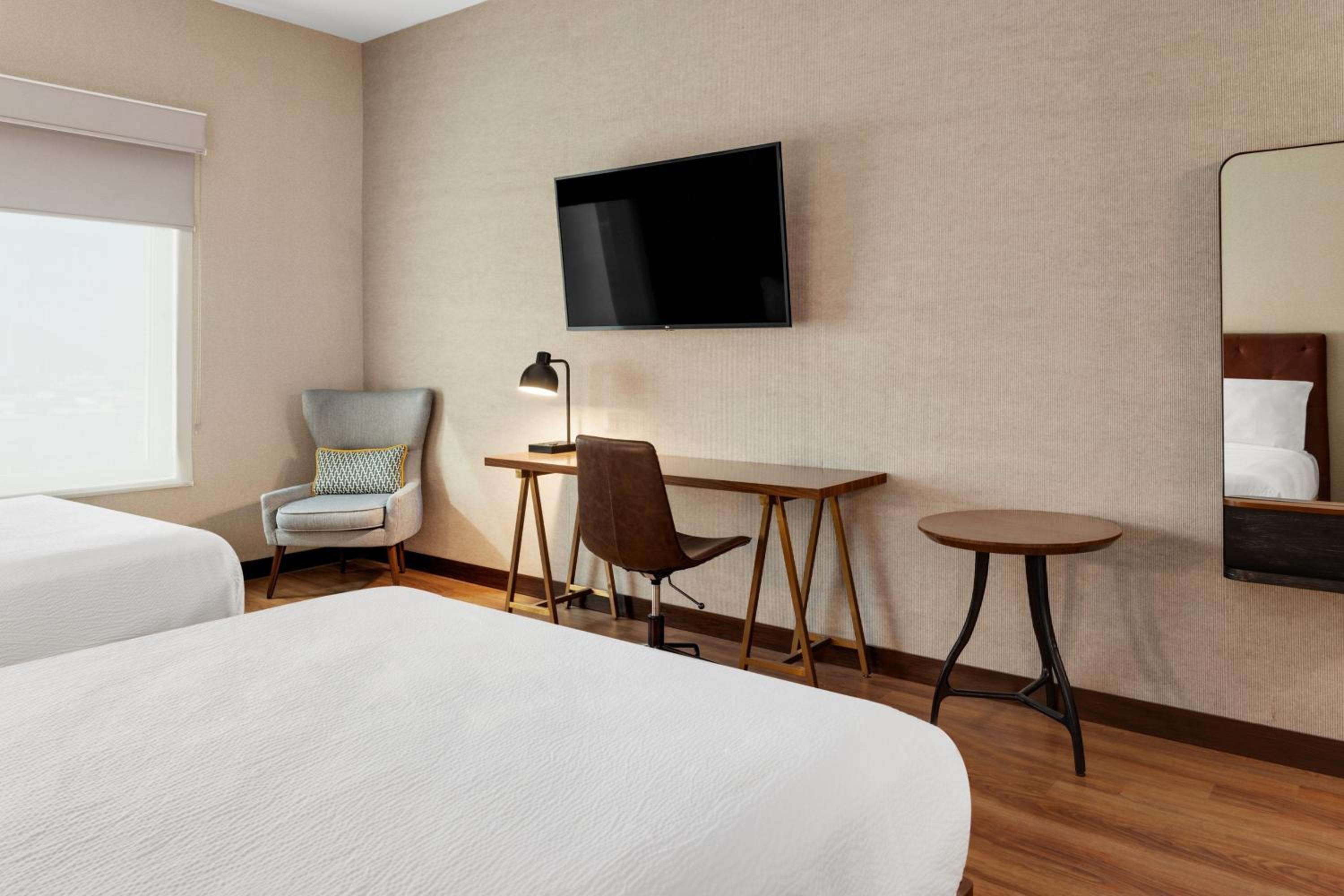 Premium Executive, Guest room, 2 Queen(s),  City View - Photo 1