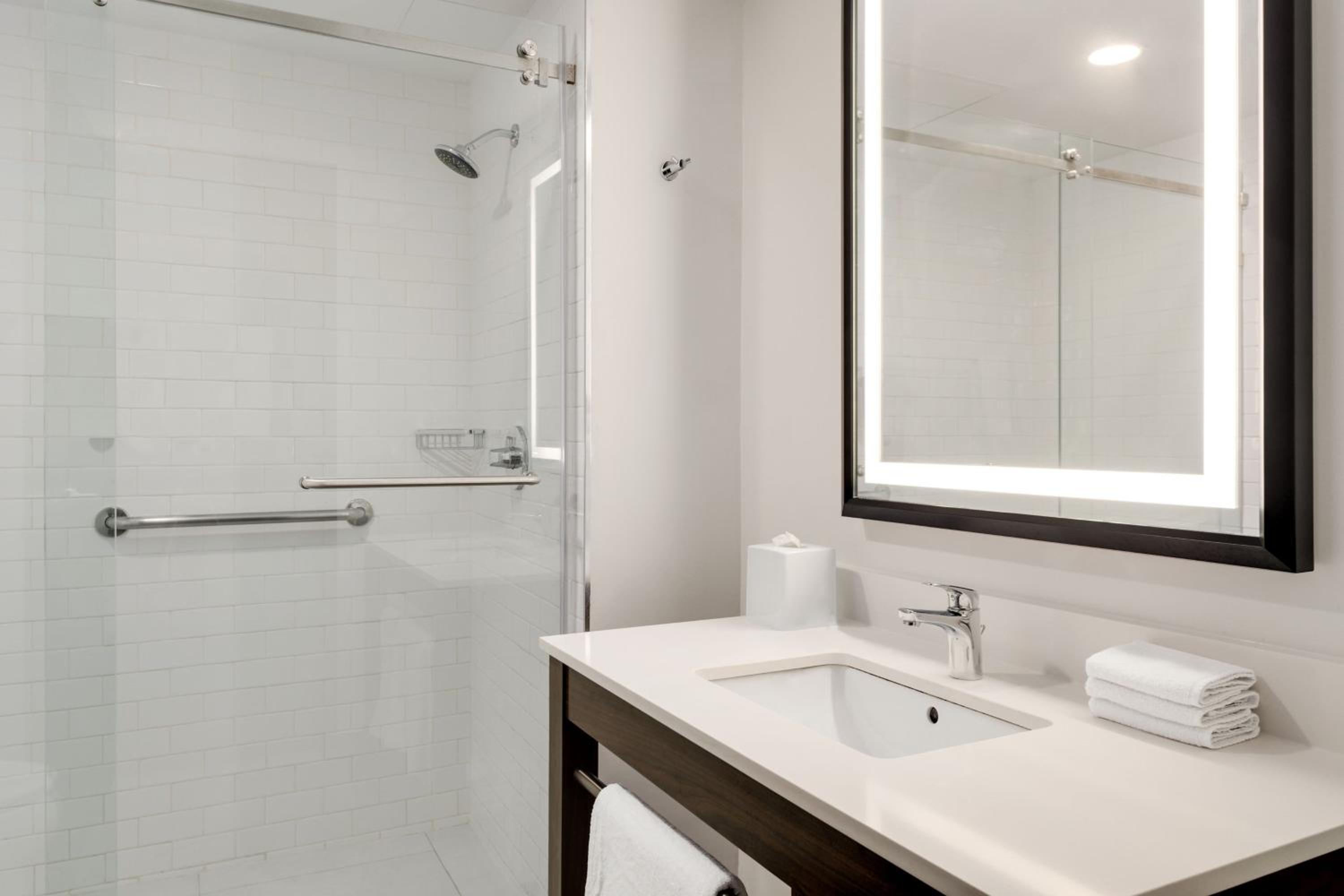 Premium Executive, Guest room, 2 Queen(s),  City View - Photo 2