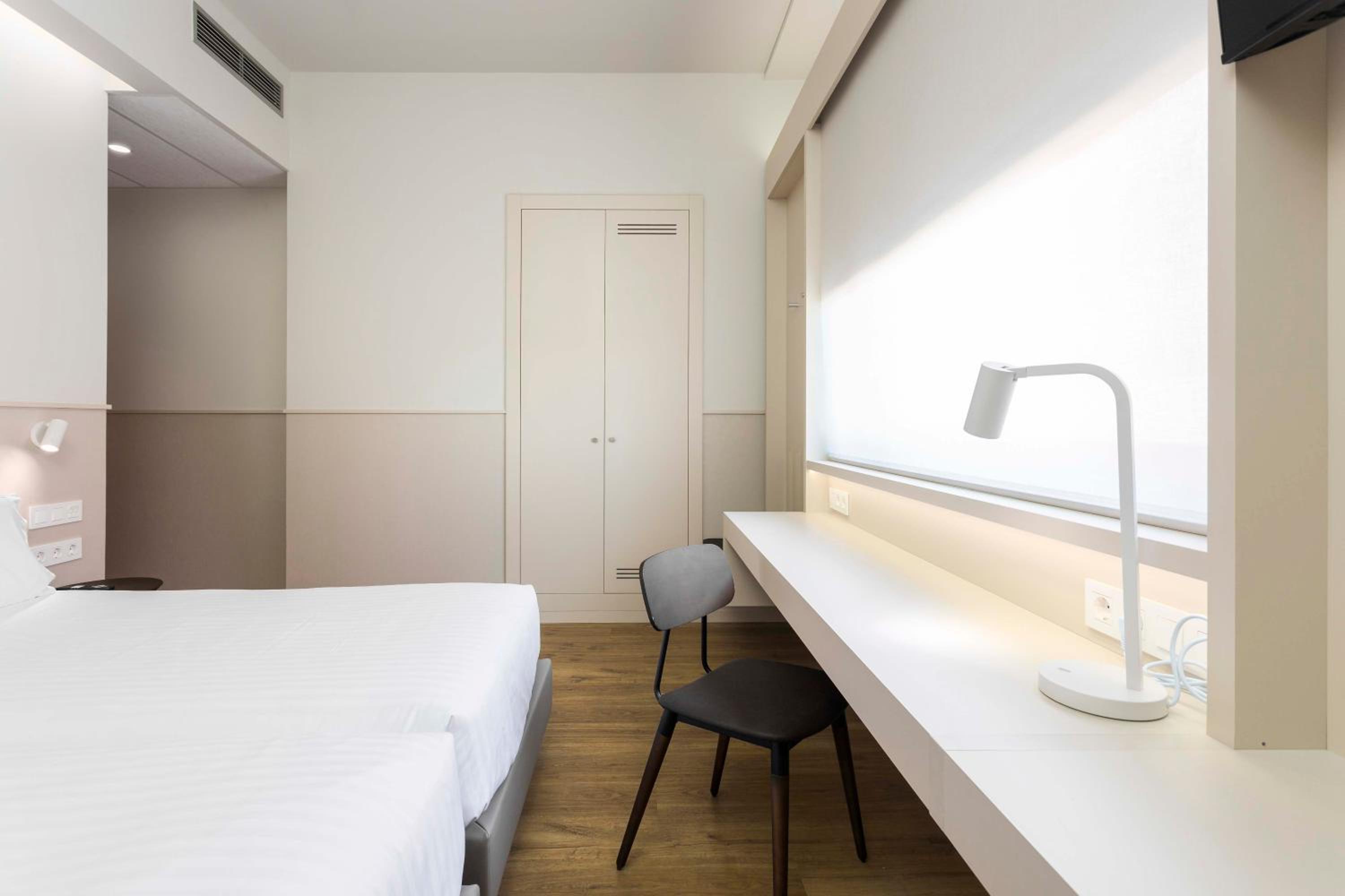 Twin Room - Photo 2