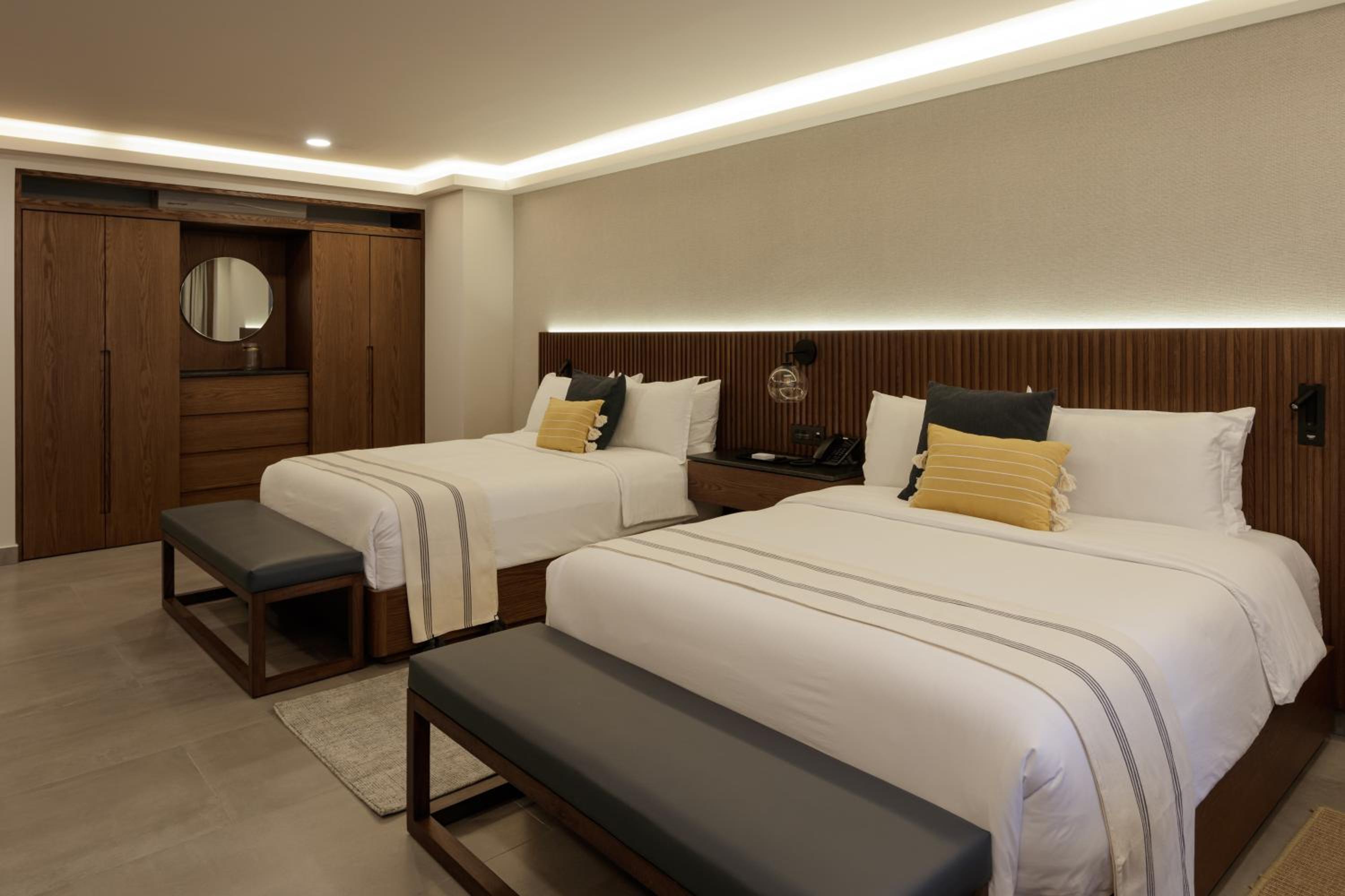 Deluxe Queen Suite - Photo 5