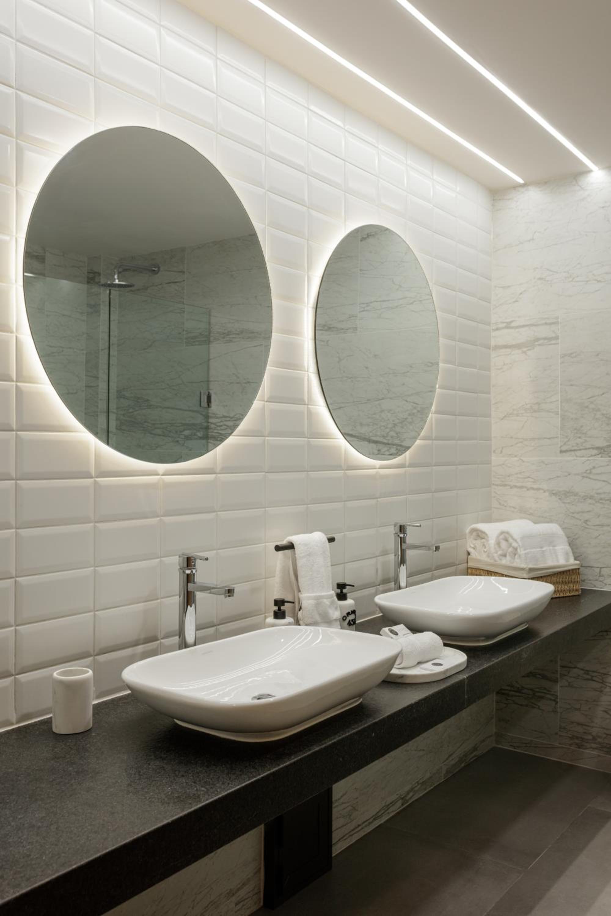 Deluxe Queen Suite - Photo 3