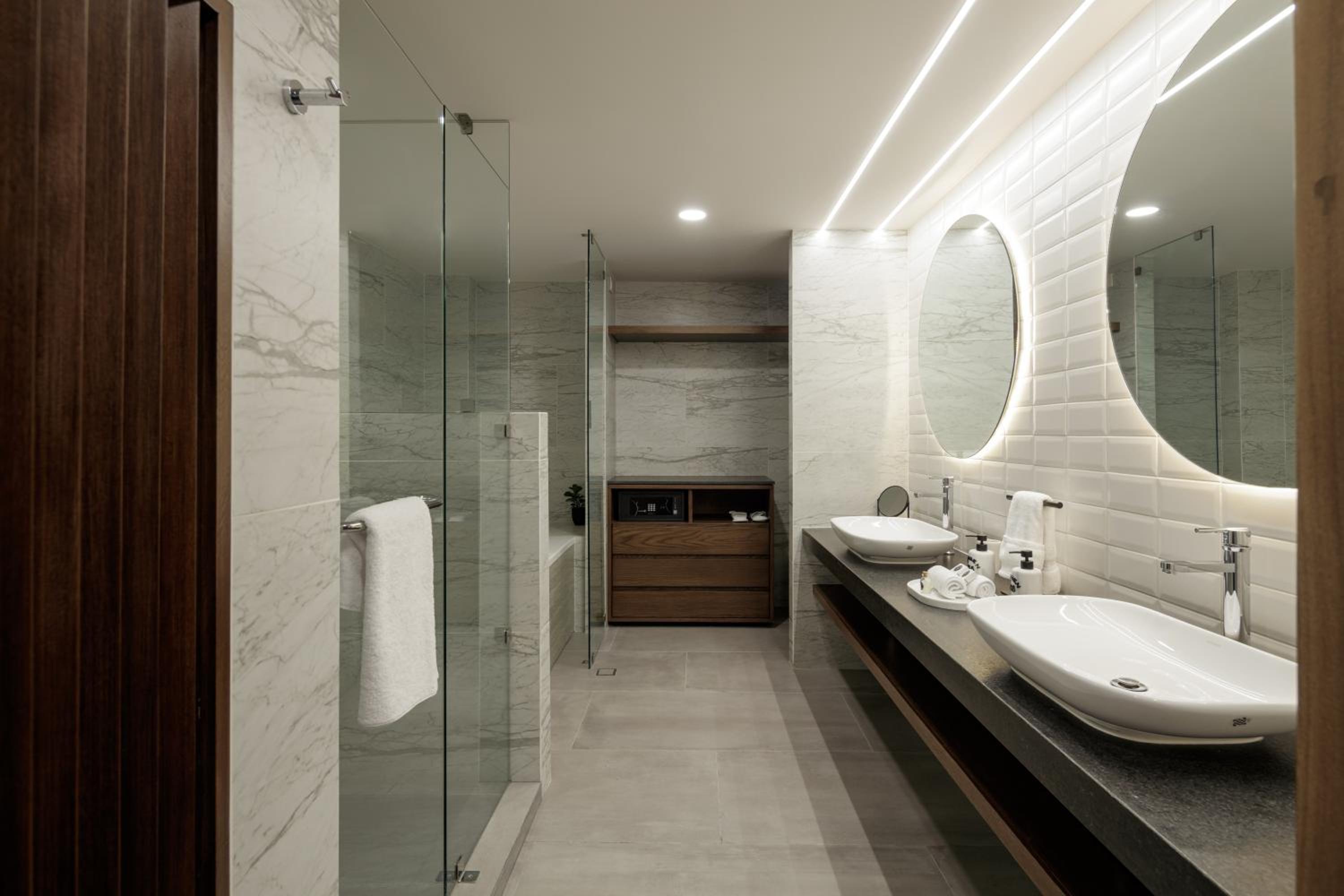 Superior Suite - Photo 6