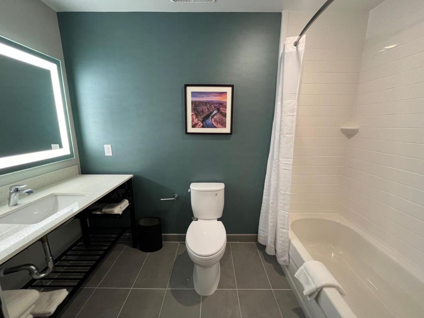 Queen Room with Two Queen Beds - Hearing Impaired Access - Photo 3