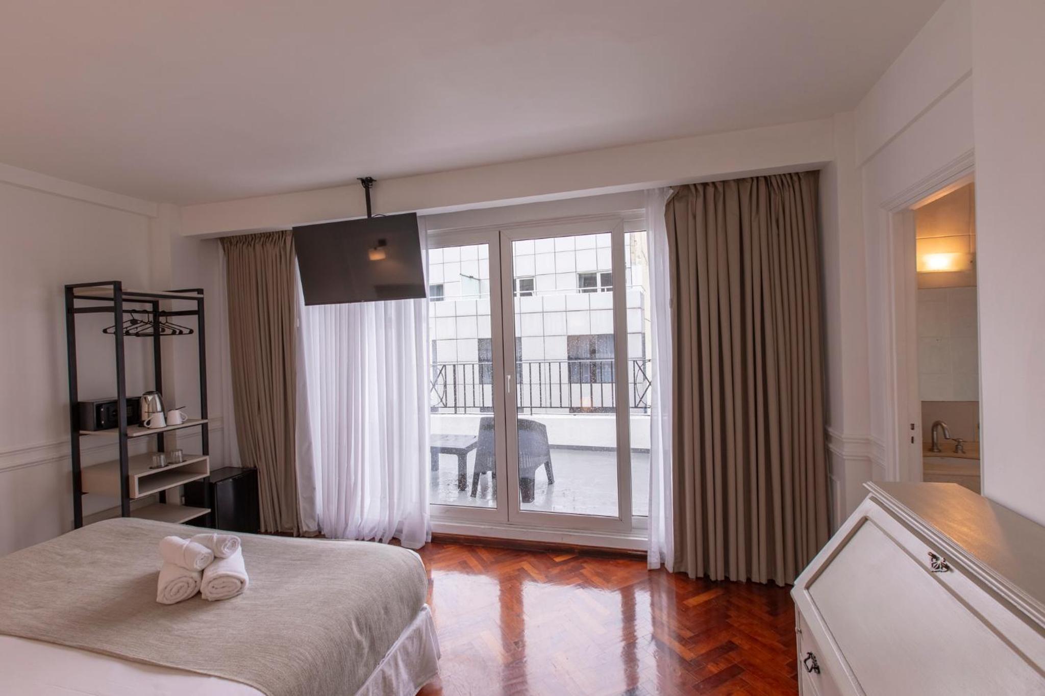 Deluxe Double Room with Balcony photo 2