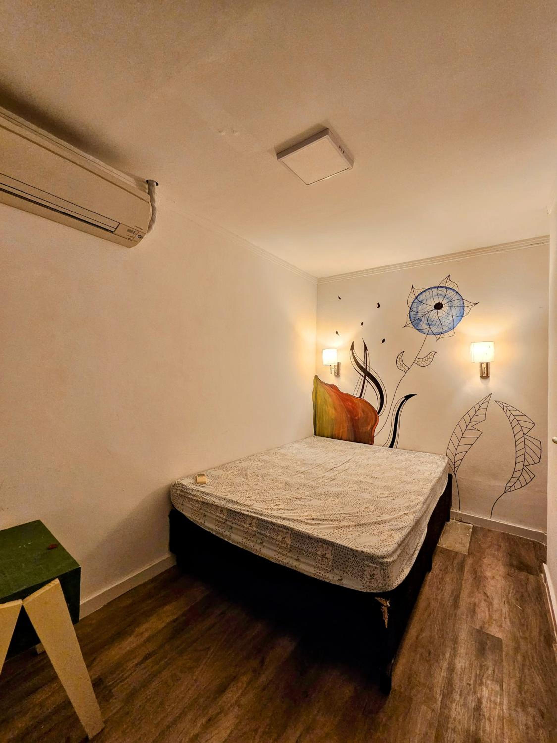 Six-Bedroom House photo 1
