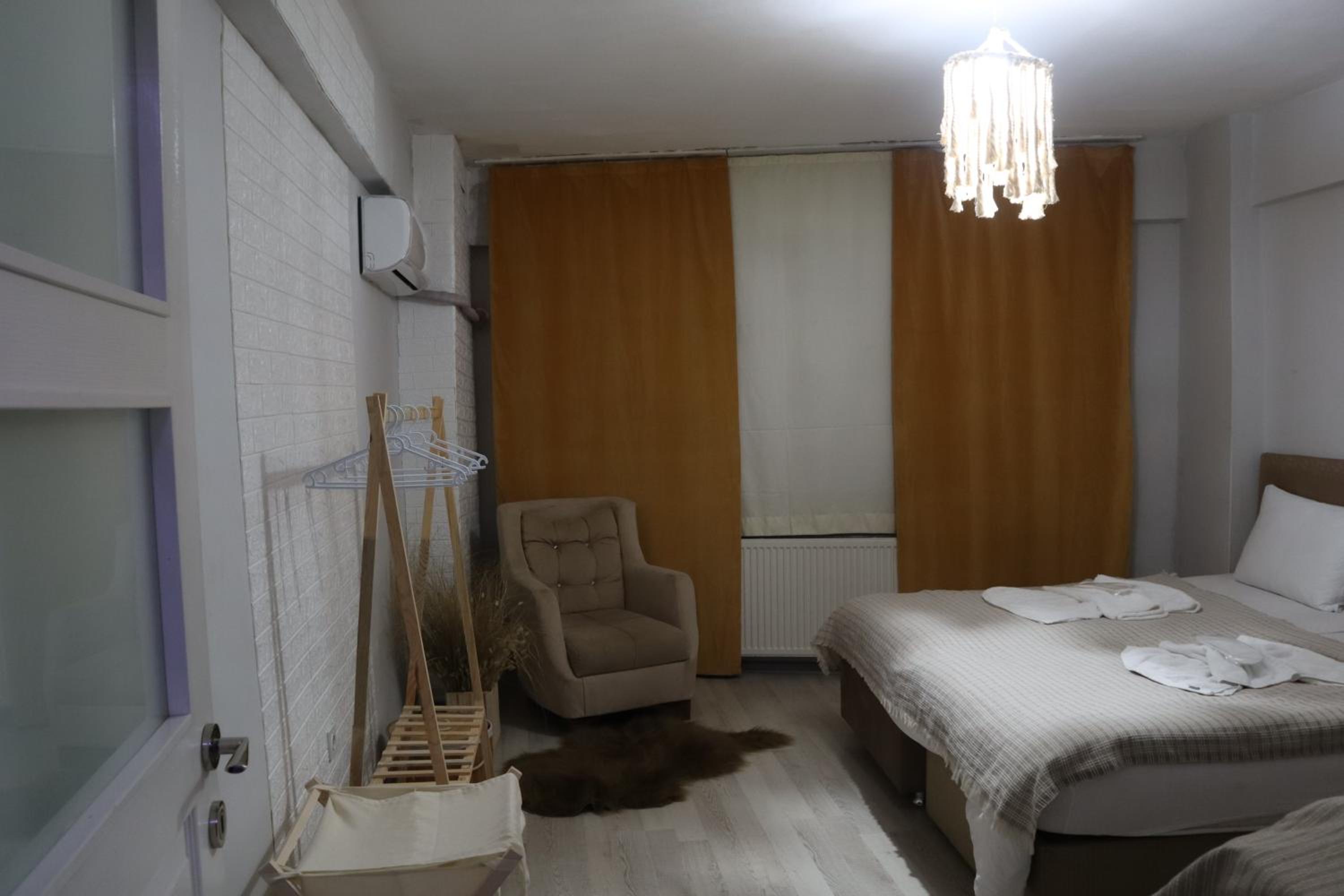 One-Bedroom Apartment photo 1