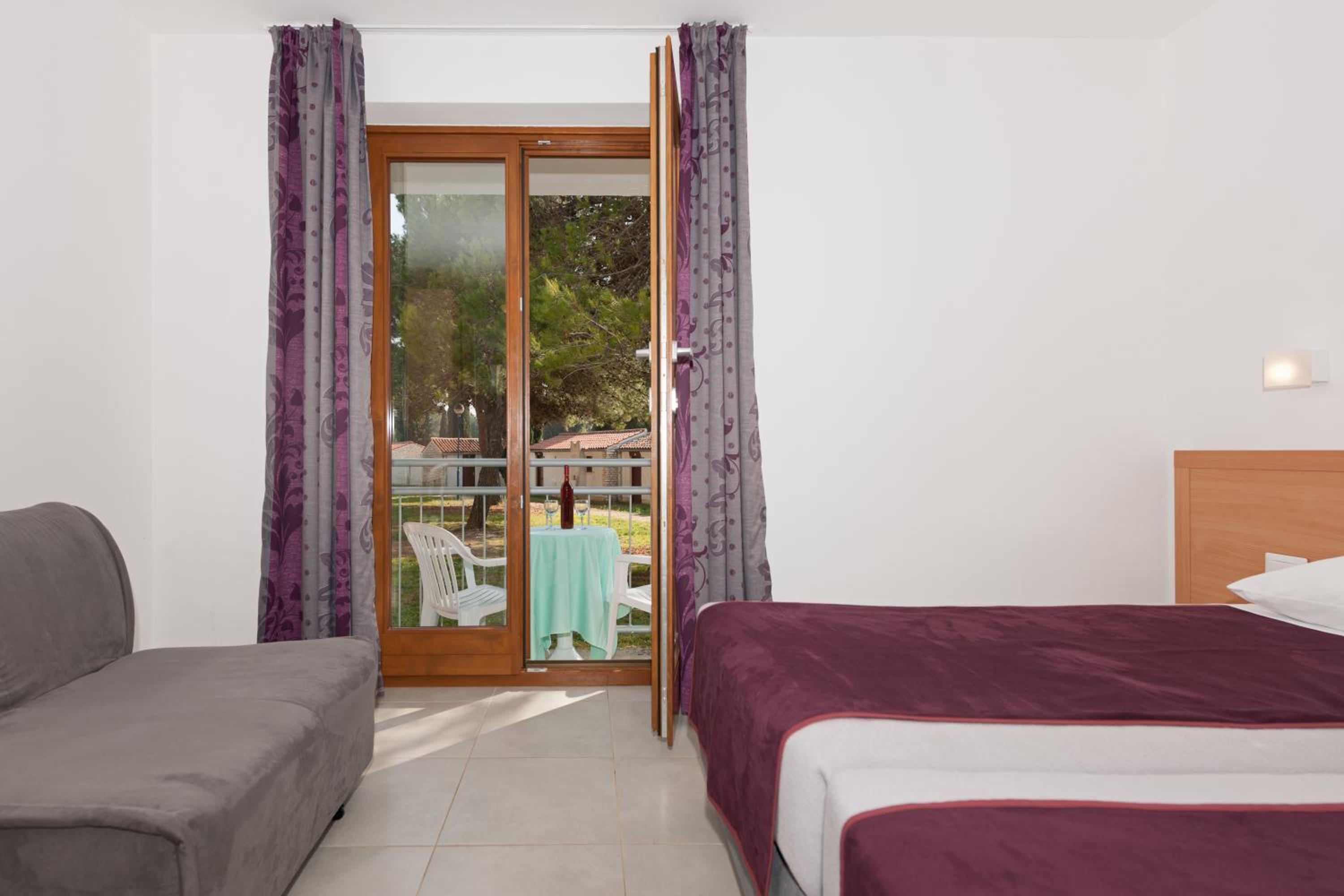 Standard Twin Room - Photo 4