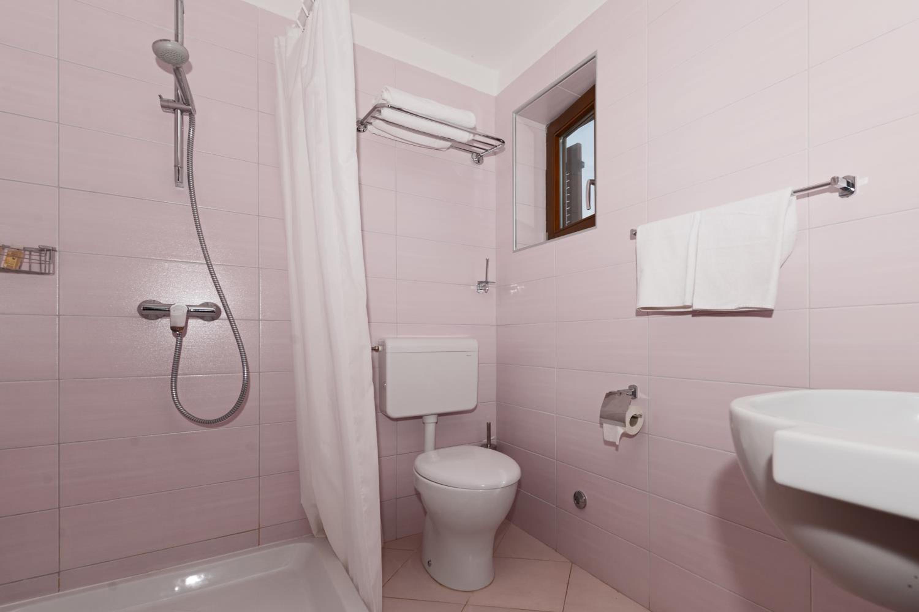 Standard Twin Room - Photo 3