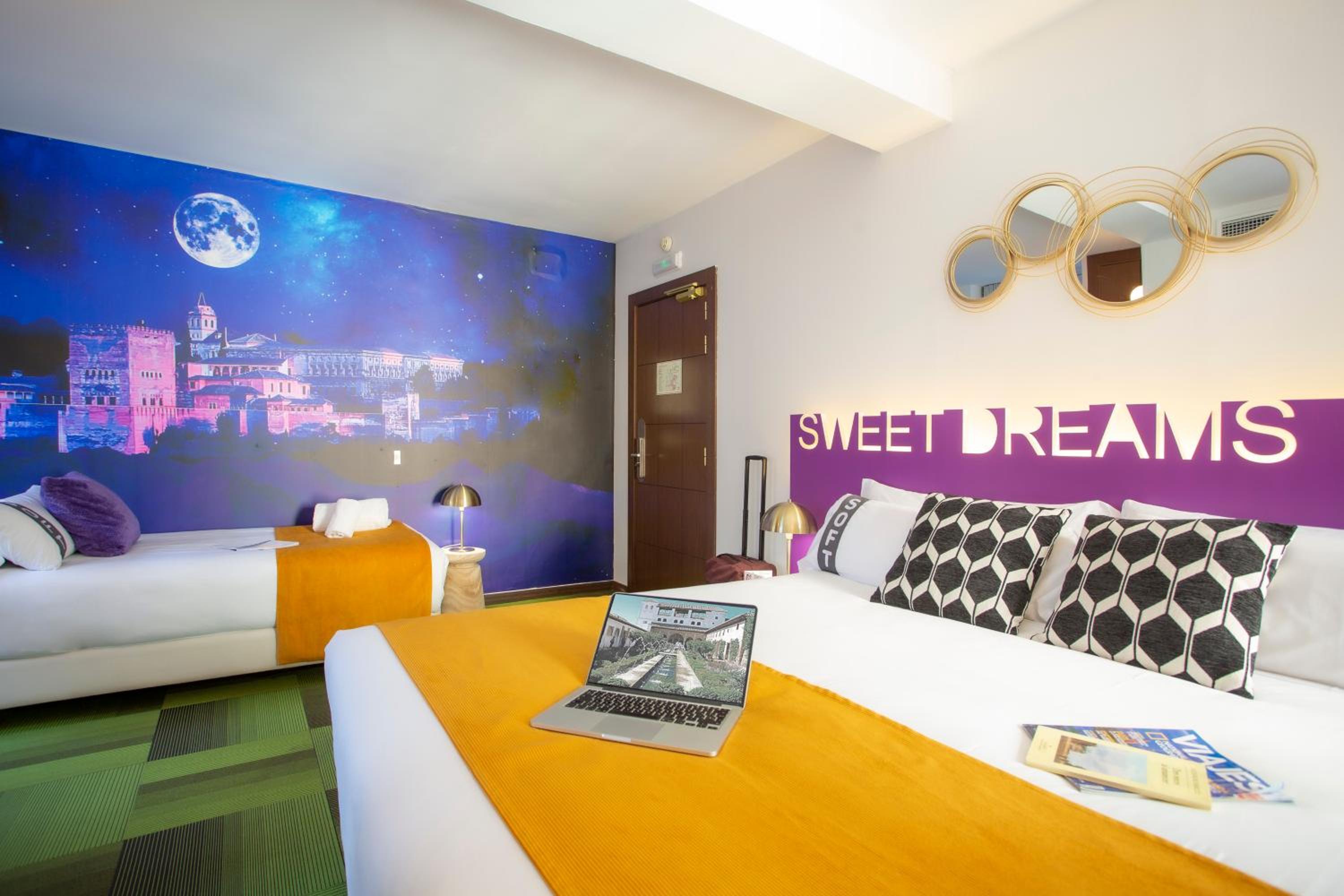 Triple Room with Balcony - Photo 21